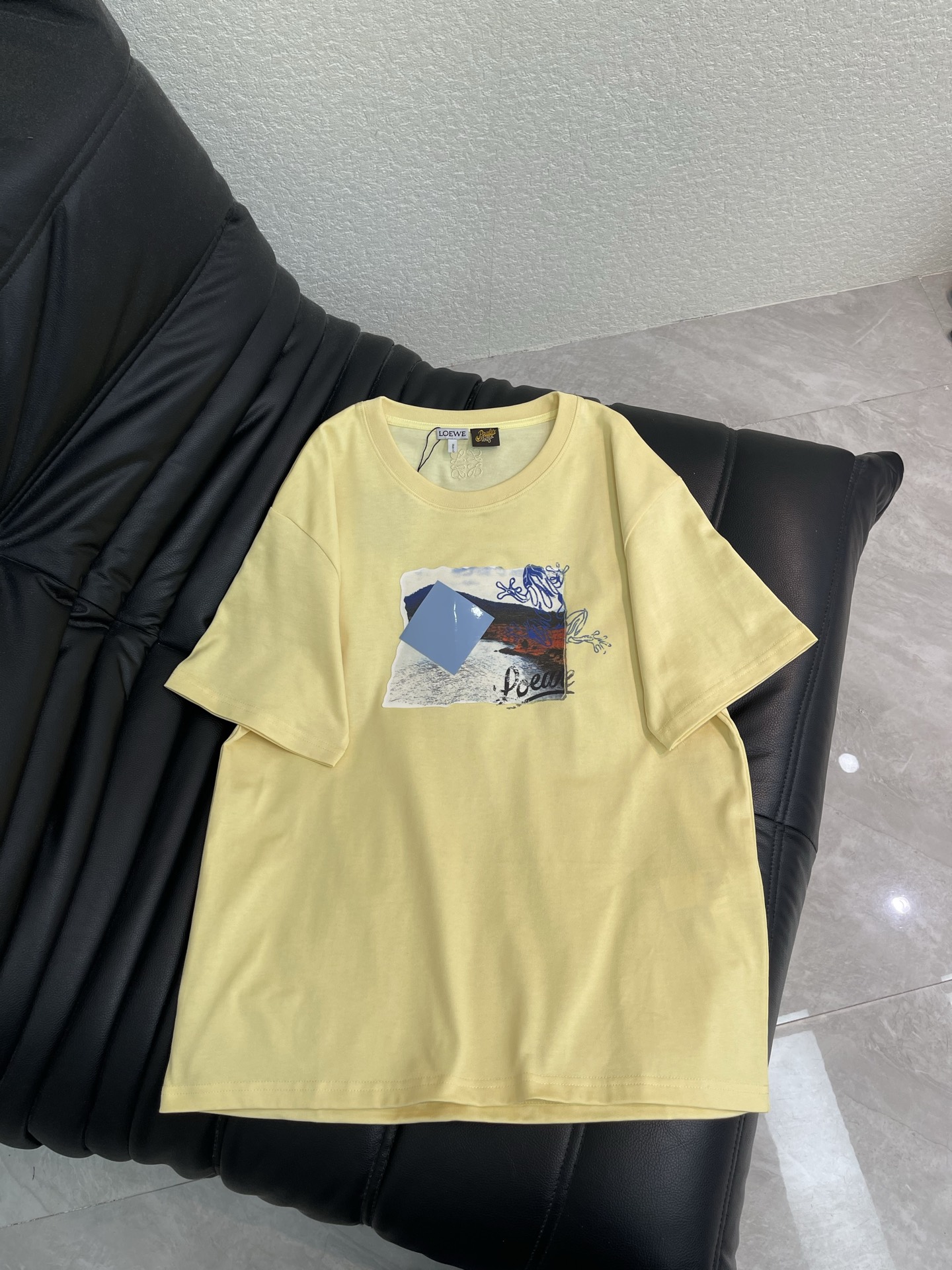 NO:878723,Loew*26 spring and summer limited edition short-sleeved T-shirt with frog landscape print. The front chest printing uses a combination of digital offset printing and hand-painted graffiti. The coastal landscape pattern is presented in the form of tear-off film, superimposed with blue hand-painted frog line drawing and old letter printing. It is very eye-catching when walking on the street!  It has a youthful and energetic feel, and the loose fit is totally flattering on your figure!  It is tolerant and covers the flesh and makes you look slimmer!  Beautiful and comfortable at the same time!  100% custom-made fabric that will turn heads when worn out on the street. The texture is super comfortable!  A perfect and versatile style, just drink it with your eyes closed!  SML,,loewe,T-shirt,tees,t-shirt,19860909Loew*26春夏限定款青蛙风景印花短袖T恤.前胸印花采用数码胶印+手绘涂鸦结合工艺,以撕边胶片形式呈现海岸风景图案,叠加蓝色手绘青蛙线稿与做旧字母印花,走在街上吸睛度满分！青春又活力的感觉宽松版型完全不挑身材！包容性好遮肉显瘦！颜值与舒适兼具！穿出街回头率百分百定制面料 质感超级舒适！妥妥的百搭款 都给我闭眼冲！SML,,loewe,T-shirt,tees，t-shirt,,Women's clothing