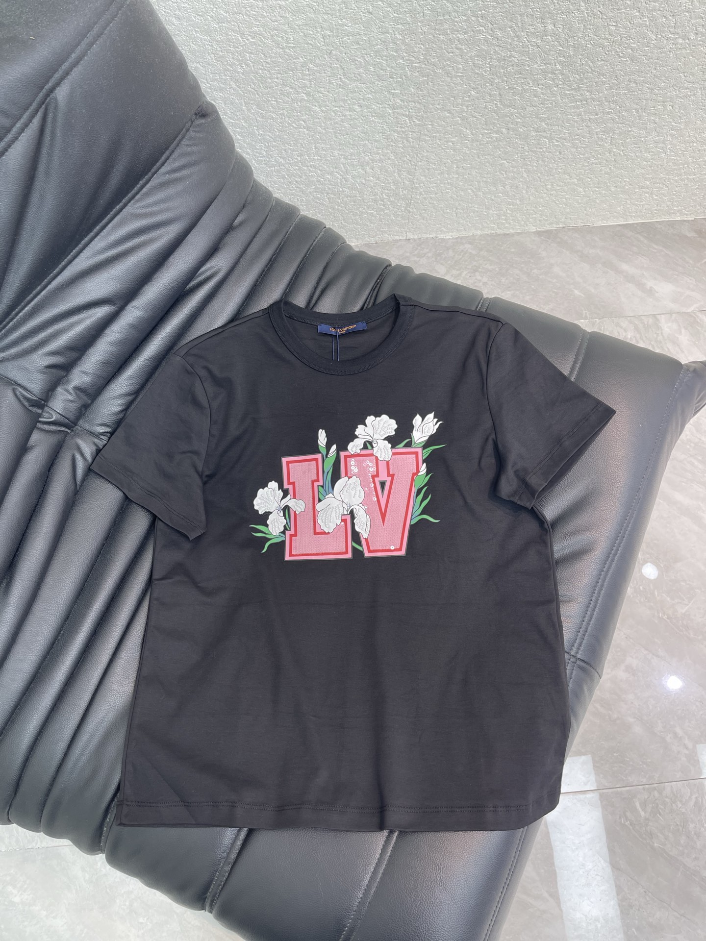NO:878697,Louis Vuitto*26 new spring and summer floral print letter beads heavy-duty short-sleeved T-shirt. Pure cotton fabric. High-density fashionable sports style. Every daily wear. Playful and age-reducing design elements full of vitality. High quality. Size SML, Louis Vuitton, T-shirt, tees, t-shirt,19860909Louis Vuitto*26春夏新款花卉印花字母珠片重工短袖T恤 纯棉面料 高密度时髦运动风 每个日常的穿搭 俏皮减龄充满元气的设计元素 高品质 尺码SML,,louis vuitton,T-shirt,tees，t-shirt,,Women's clothing