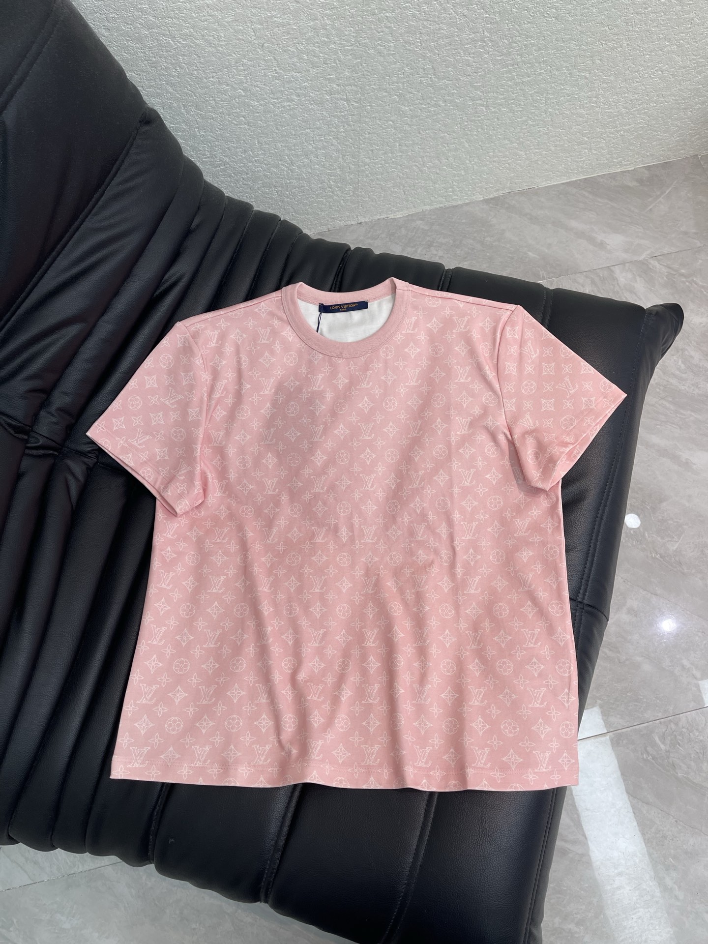 NO:878700,Louis Vuitto*26 new spring and summer all-over letter-printed short-sleeved T-shirt. Mercerized cotton fabric. High-density fashionable sports style. Every daily wear. Playful and age-reducing design elements full of vitality. High quality. Size SML, Louis Vuitton, T-shirt, tees, t-shirt,19860909Louis Vuitto*26春夏新款全身字母印花短袖T恤 丝光棉面料 高密度时髦运动风 每个日常的穿搭 俏皮减龄充满元气的设计元素 高品质 尺码SML,,louis vuitton,T-shirt,tees，t-shirt,,Women's clothing