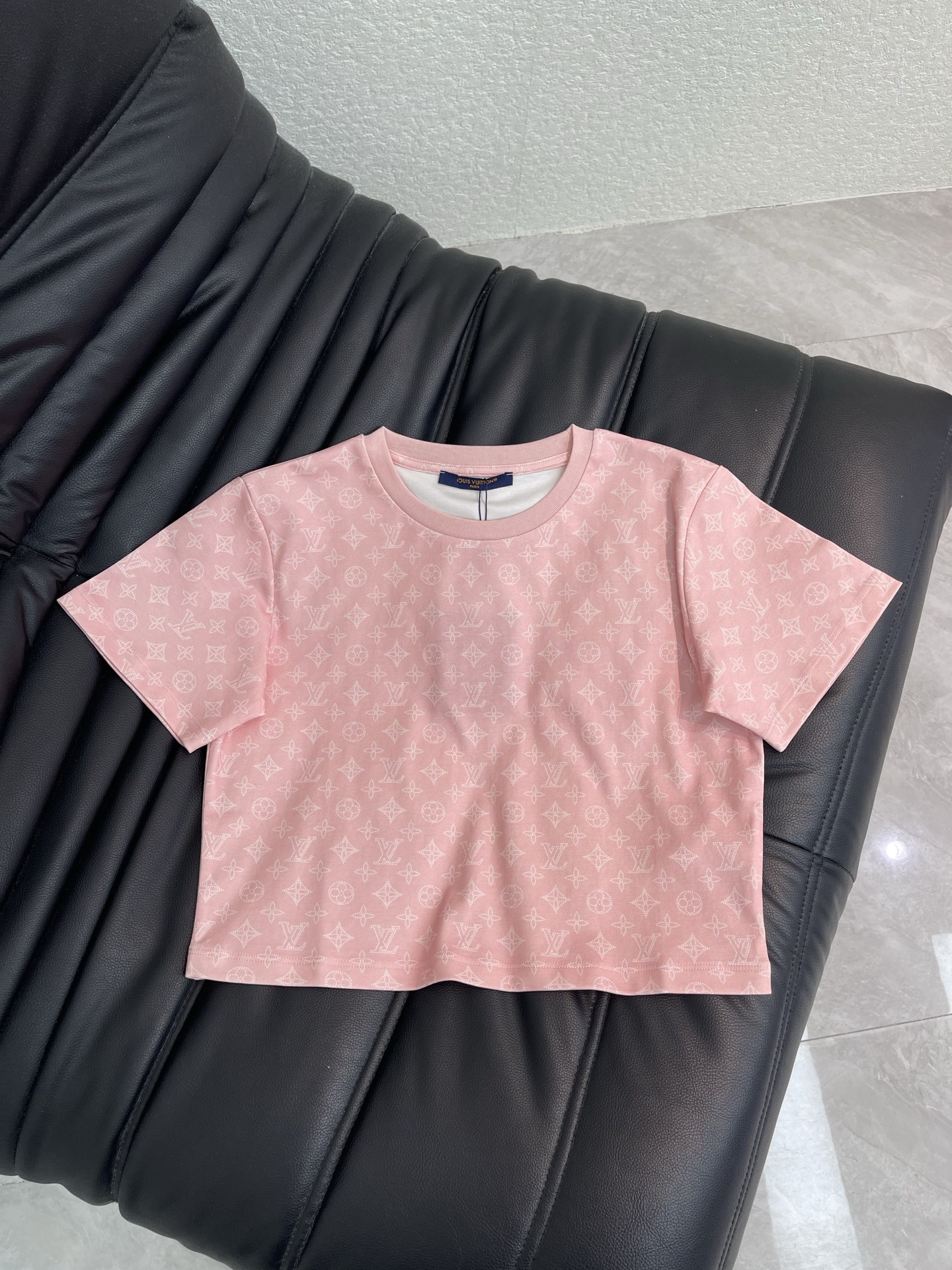 NO:878703,Louis Vuitto*26 new spring and summer new full-body letter printed short T-shirt with short sleeves. Mercerized cotton fabric. High-density fashionable sports style. Every daily wear. Playful and age-reducing design elements full of vitality. High quality. Size SML, Louis Vuitton, T-shirt, tees, t-shirt,19860909Louis Vuitto*26春夏新款全身字母印花短款T恤短袖 丝光棉面料 高密度时髦运动风 每个日常的穿搭 俏皮减龄充满元气的设计元素 高品质 尺码SML,,louis vuitton,T-shirt,tees，t-shirt,,Women's clothing