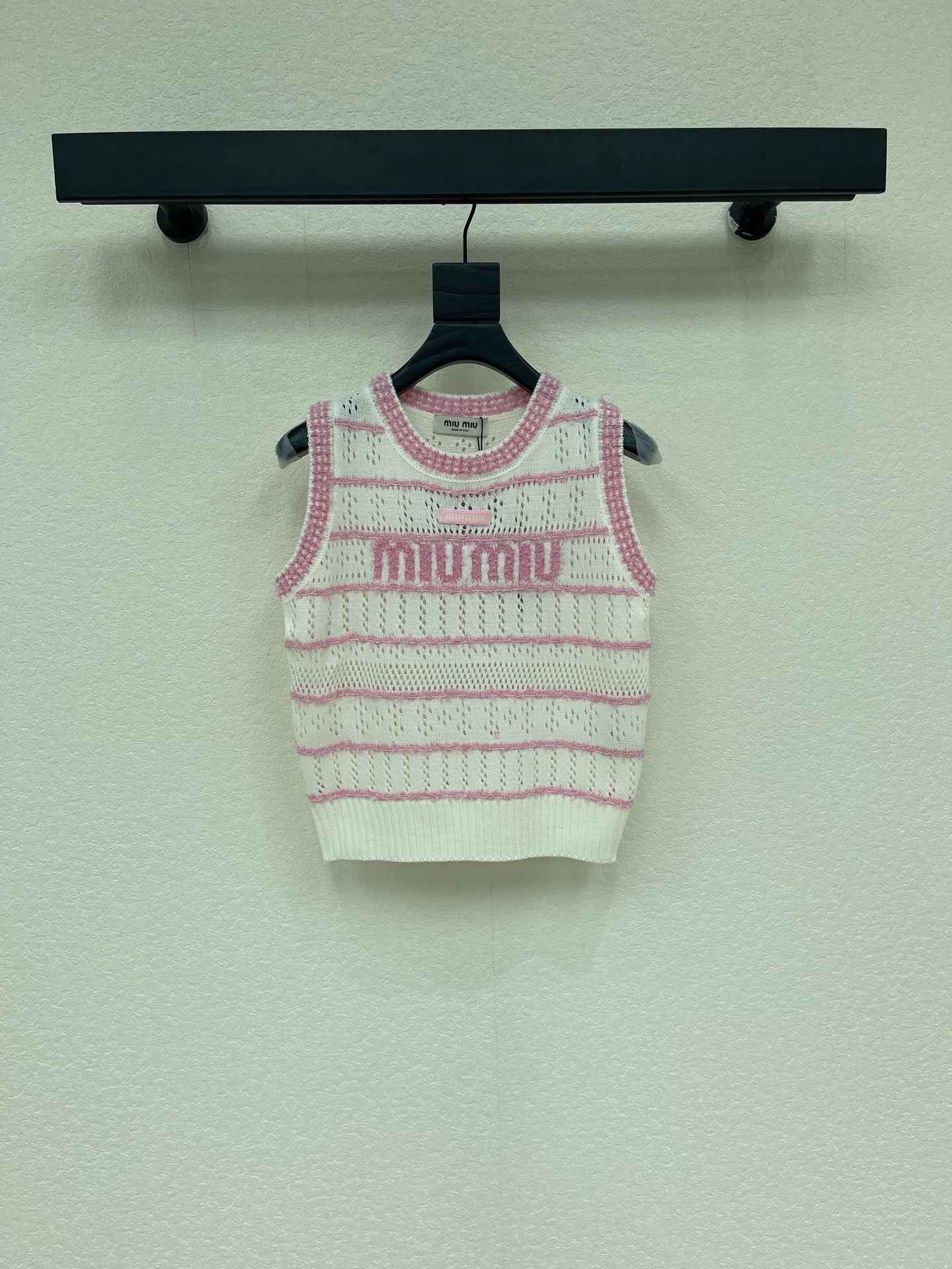 NO:884732,MiuMi*26 new spring and summer round neck striped knitted vest!  Customized imported wool yarn weaving, fixed color and dyeing, perfect restoration of the appearance, soft and skin-friendly, comfortable and stylish, round neck vest cut, contrasting stripes and hollow interweaving throughout the body, letter logo on the chest to highlight style, slim fit to highlight the figure, playful and age-reducing, whitening temperament!  SML,,miumiu,19860909MiuMi*26春夏新款圆领条纹针织背心！定制进口羊毛纱线织造 定色定染 完美还原品相 柔软亲肤 舒适有型 圆领背心剪裁 通体撞色条纹镂空交织 胸前字母徽标 彰显格调 修身版型突显身材 俏皮减龄显白气质！SML,,miumiu,,Women's clothing