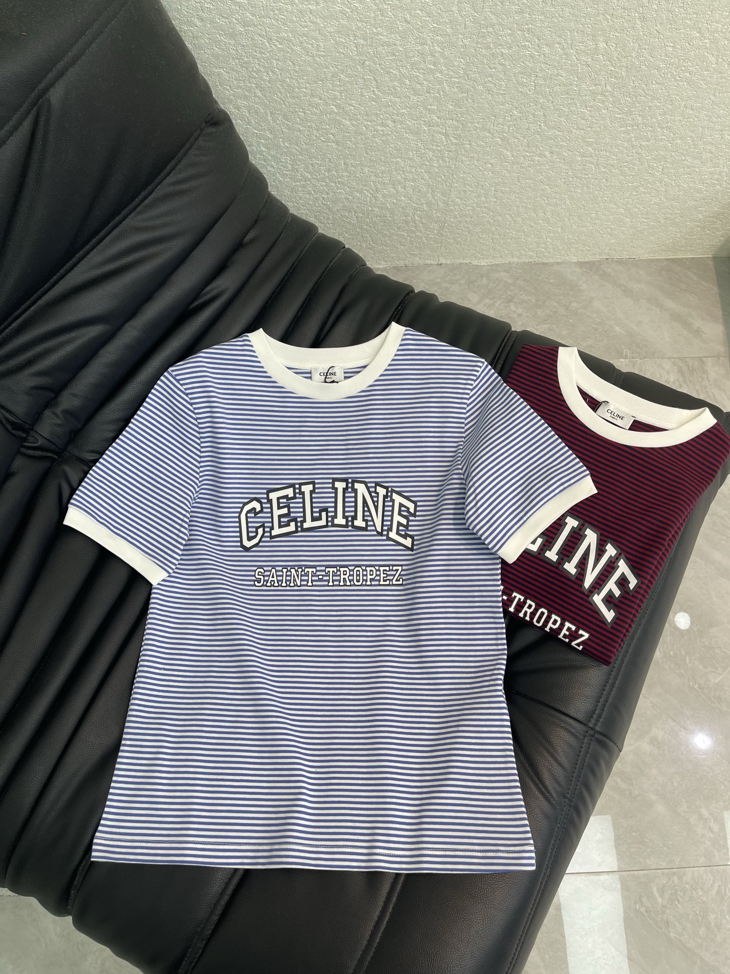 NO:884800,Celin*26 spring and summer new college style short-sleeved T-shirt with blue and red contrasting stripes and printed letters. Customized YB native cotton material. Breathable, comfortable and full of texture. Slim-fitting T-shirt tailoring highlights the brand style and presents a slimming visual effect. The collar and cuffs are designed with contrasting threaded edges. The clear printing on the chest creates arched letters. The simple brand letter logo instantly becomes a fashionable item embellishment. It shows high-end style and looks stylish when worn alone.  SML,,celine,T-shirt,tees,t-shirt,19860909Celin*26春夏新品学院风蓝红撞色条纹印花字母短袖T恤 定制YB原生全棉材质 透气舒适 质感十足 修身T恤裁剪 凸显品牌格调 呈现显瘦视觉效果 领口袖口以撞色螺纹包边作设计亮点 胸前清晰印花打造拱形字母 让简单的品牌字母徽标秒变时尚单品点缀 彰显高级格调 单穿内搭都出彩时髦 SML,,celine,T-shirt,tees，t-shirt,,Women's clothing