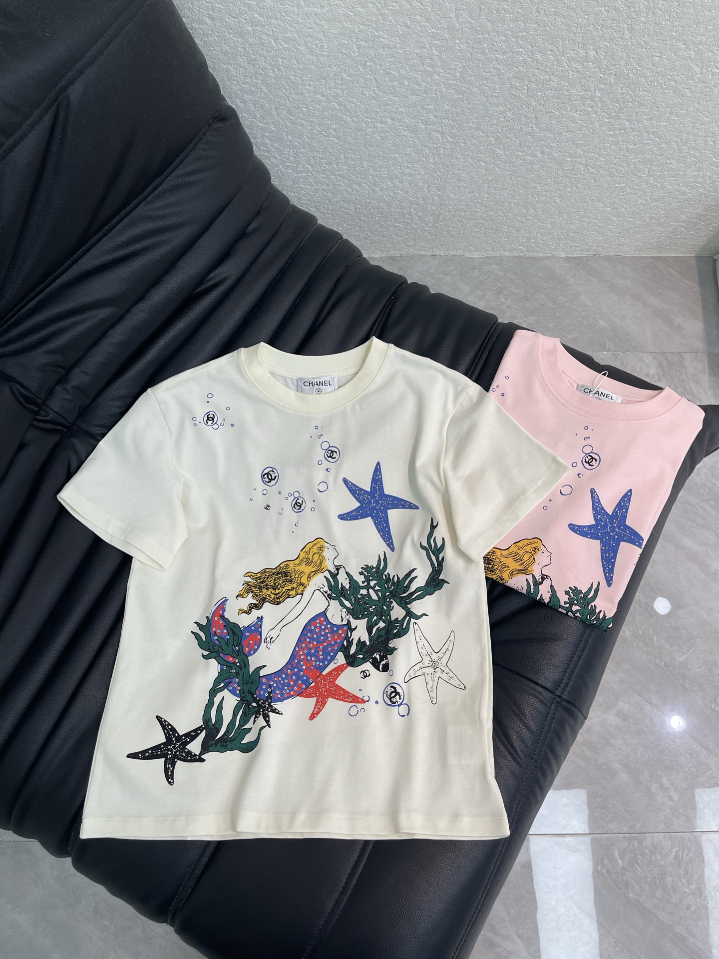 NO:884772,Chane*26 new spring and summer sequined mermaid printed short-sleeved T-shirt!  Customized high-weight cotton material, delicate texture, comfortable and breathable, front beaded ocean-style print, starfish, mermaid, coral and other elements are super artistic, bright and eye-catching colors, simple and elegant design, super comfortable for daily wear, classic round neck accommodates a variety of body types, easy to match with jeans or casual pants, fashionable and practical!  Two-color SML,,chanel,jeans,T-shirt,tees,t-shirt,19860909Chane*26春夏新款珠片美人鱼印花短袖T恤！定制高克重全棉材质 质感细腻 舒适透气 正面珠片海洋风印花 海星、美人鱼、珊瑚等元素超有艺术感 色彩鲜艳超吸睛 简约大方的设计 日常穿着超舒适 经典圆领包容多种身材,轻松搭配牛仔裤或休闲裤,时尚又实用！两色SML,,chanel,jeans,T-shirt,tees，t-shirt,,Women's clothing