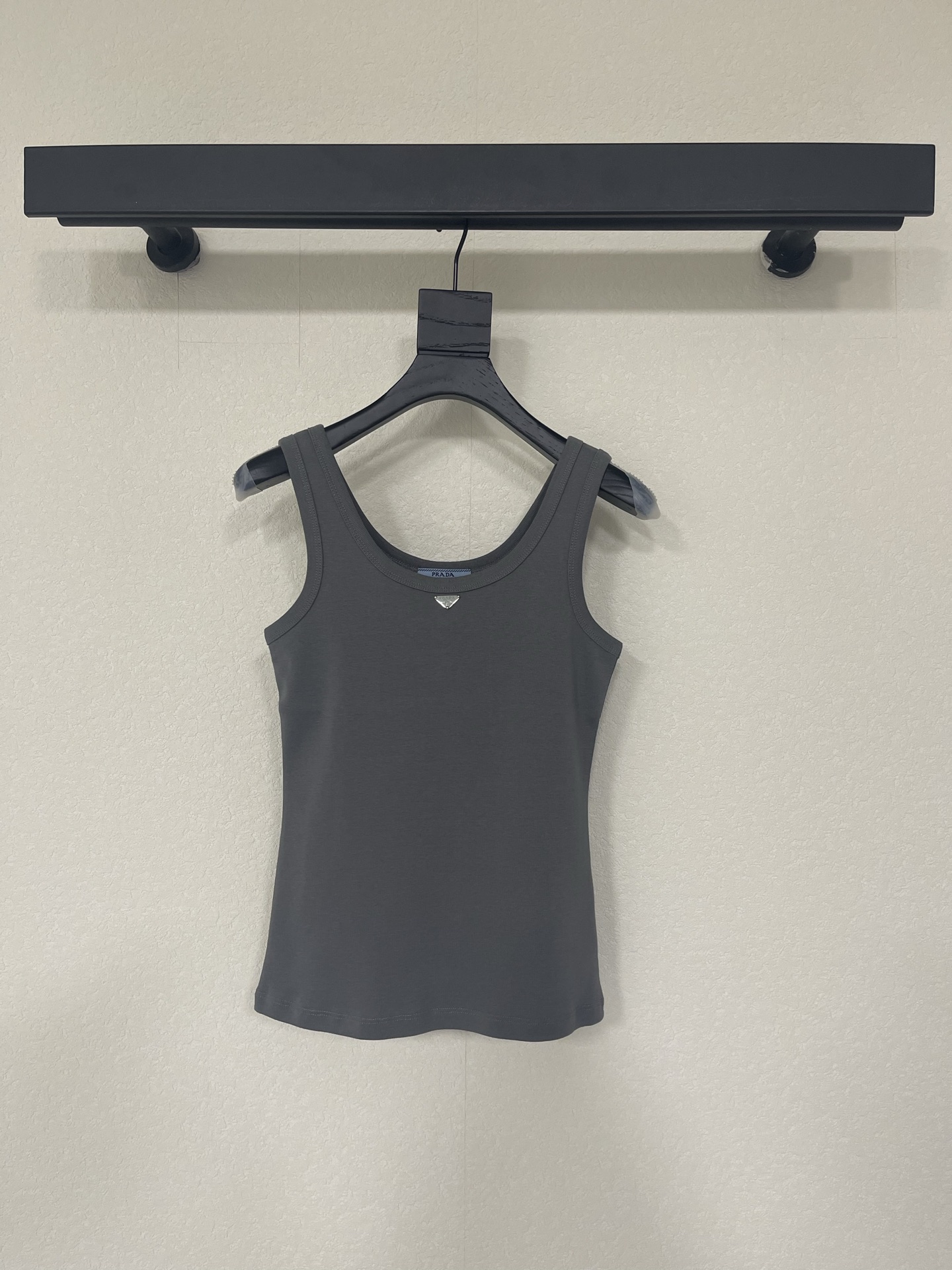 NO:884799,Prad* classic gray triangular logo U-neck vest and sleeveless vest. Made of high-quality cotton fabric, soft and comfortable, super refreshing to wear in summer!  U-shaped neckline + wide shoulder strap design. Simple and fashionable. The triangular logo on the chest is very recognizable and versatile. It can be worn alone or layered with it!  Easily paired with jeans, skirts, and suit jackets, it can be worn in both daily casual and light luxury styles. It is a must-have and practical item in your wardrobe!  SML,,prada,skirts,jeans,jackets & coats,business suit,19860909Prad*经典款灰色三角标U领背心无袖背心.采用高品质棉质面料,柔软舒适,夏天穿超清爽！U型领口+宽肩带设计.简约又时髦,胸前三角Logo超有辨识度百搭属性,单穿or内搭都OK！轻松搭配牛仔裤、短裙、西装外套,日常休闲or轻奢风都能驾驭,是衣橱必备实用单品！SML,,prada,skirts,jeans,jackets & coats,business suit,,Women's clothing
