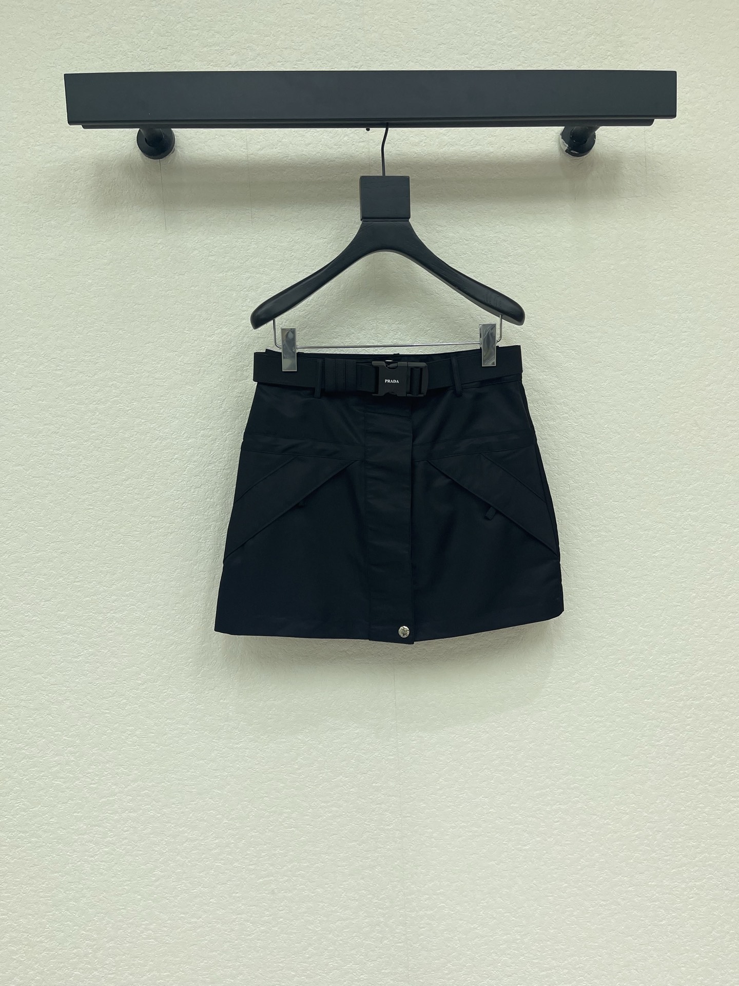 NO:884830,Prad*26's new black short skirt is made of high-quality fabrics and matched with a belt of the same color, which is simple and high-end. The geometric splicing design + diagonal pockets are full of layering and extra details. The short cut is very suitable for small girls, modifying the leg lines, and easily creating a fashionable street style. It can be easily used for daily commuting and leisure, and it looks great when paired with a T-shirt or shirt. It is comfortable and fashionable!  SML,,prada,skirts,shirts,tees,t-shirt,19860909Prad*26新款黑色短款半身裙,采用高品质面料,搭配同色腰带,简约又高级.几何拼接设计+斜线口袋,层次感满满,细节超加分.短款剪裁,超适合小个子女生,修饰腿部线条,轻松打造时尚街头风.日常通勤、休闲都能轻松驾驭,搭配T恤或衬衫就很出彩,舒适又时髦！SML,,prada,skirts,shirts,tees，t-shirt,,Women's clothing