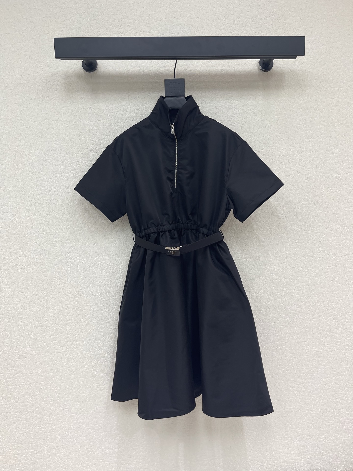 NO:884815,Prad*26 new black nylon short-sleeved dress, light and breathable, perfect for early autumn!  POLO collar + metal zipper design, simple and detailed. A-line skirt + pleated waist, slimming and covering the crotch, adjustable belt, easy to switch between multiple styles. It can be easily controlled for daily commuting, dating, and formal occasions, practical and fashionable, it is a must-have and versatile item in the wardrobe!  SML,,prada,skirts,T-shirt,19860909Prad*26新款黑色尼龙短袖连衣裙,轻盈透气,早秋穿超合适！POLO领+金属拉链设计,简约又有细节感.A字裙摆+打褶收腰,显瘦遮胯,腰带可调节,轻松切换多种风格.日常通勤、约会、正式场合都能轻松驾驭,实用又时髦,是衣橱必备百搭单品！SML,,prada,skirts,T-shirt,,Women's clothing