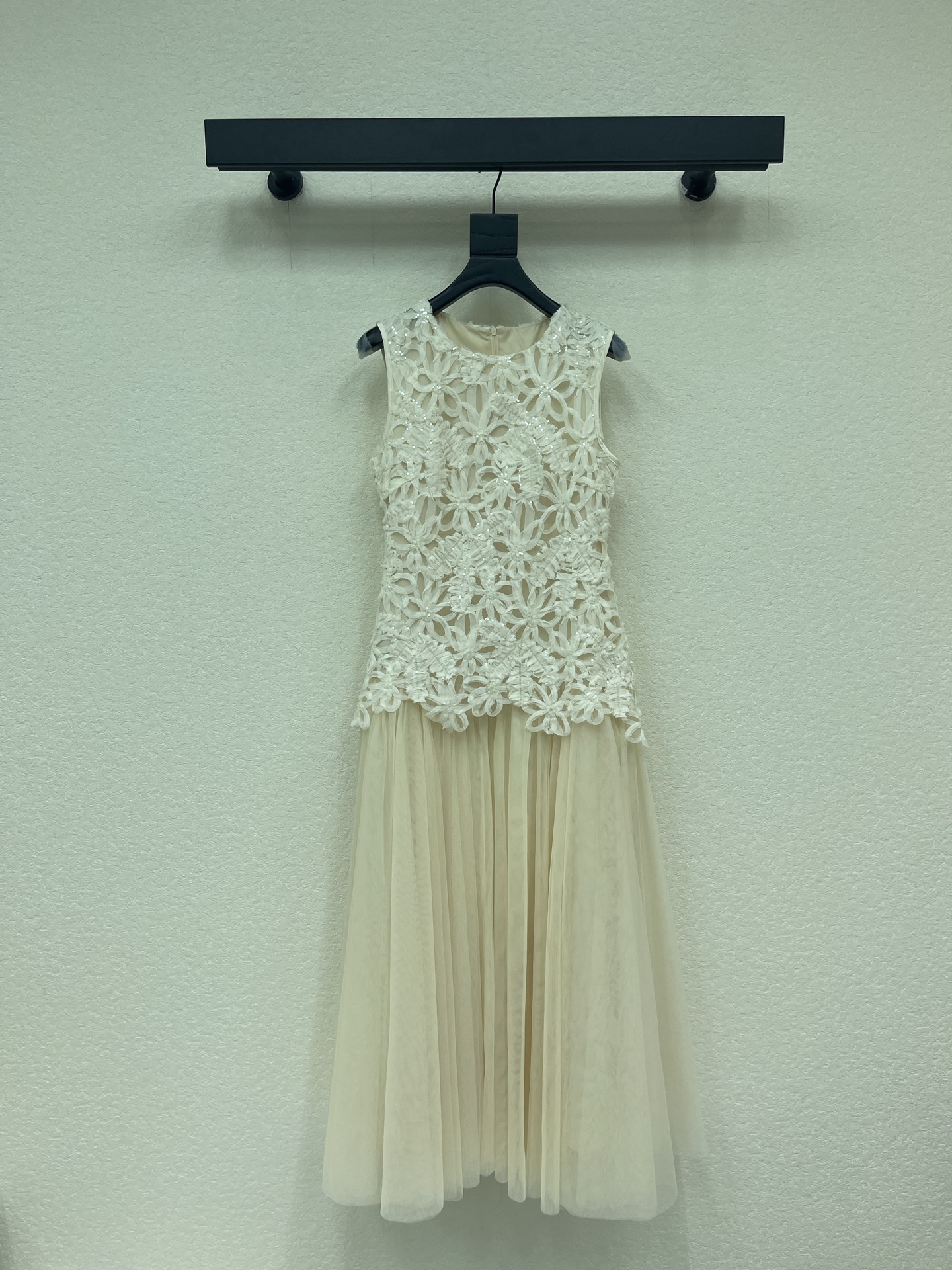 NO:887526,Dio*26 new spring and summer new heavy woven flower sequins spliced ​​tulle sleeveless dress. The fake two-piece spliced ​​design long skirt has a super beautiful upper body. The fairy fluttering skirt spliced ​​with tulle fabric is three-dimensional and has a sense of layering. A must-have item for Bai Fumei's wardrobe. It has its own atmospheric white moonlight goddess skirt SMLXL,, dior, skirts,19860909Dio*26春夏新品重工编织花朵珠片拼接薄纱无袖连衣裙 假两件拼接式设计长裙上身超级美 仙气飘飘裙摆拼接薄纱面料立体有型很有层次感 白富美衣橱必入单品 自带氛围感白月光女神裙SMLXL,,dior,skirts,,Women's clothing