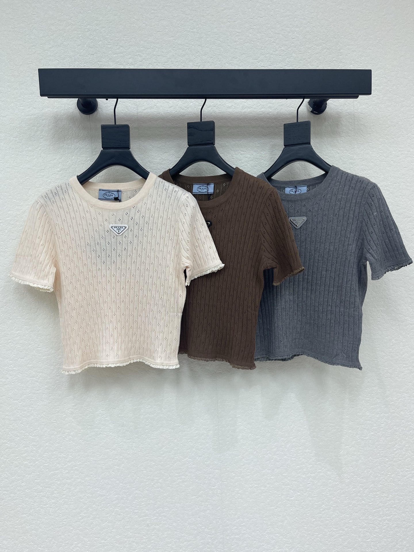 NO:884779,Prad*26 new spring and summer style French twist knitted short sleeves with vertical stripes + hollow design, light and soft fabric, breathable and comfortable, perfect for summer! Twist texture + triangle logo on chest, super recognizable, slightly rolled cuffs, perfect details, French simple style, easy to control for commuting and leisure. Pair with jeans or dress, easy to switch between multiple styles. Three colors SML, prada, skirts, jeans, T-shirt,19860909Prad*26春夏新款三角标法式麻花针织短袖 竖条纹+镂空设计 轻薄柔软面料 透气又舒适 夏天穿超合适! 麻花纹理+胸前三角标logo 超有辨识度 袖口微卷边 细节满分 法式简约风 通勤休闲都能轻松驾驭.搭配牛仔裤或连衣裙,轻松切换多种风格.三个色SML,,prada,skirts,jeans,T-shirt,,Women's clothing