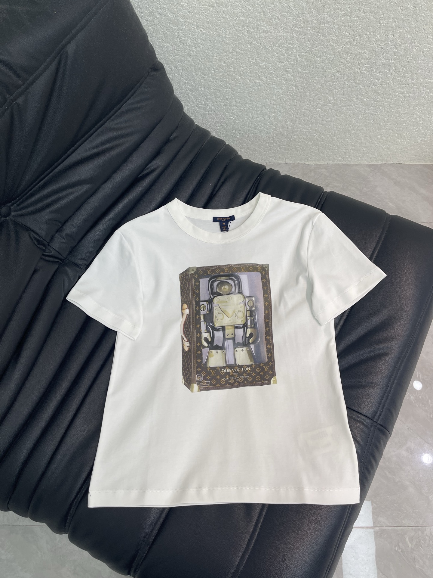 NO:884848,Louis Vuitto*26 new spring and summer new synchronized robot printed short-sleeved T-shirt!  Customized imported cotton poplin material, breathable and comfortable, full of drape. Regular T-shirt cut highlights the brand style. Made of heavyweight pure cotton, slightly stretchy, showing a slimming visual effect. The iconic bag is used as the basic element in the center of the front to create a robot pattern full of technology, highlighting high-end style. It is fashionable when worn alone! ,, louis vuitton, T-shirt, tees, t-shirt,19860909Louis Vuitto*26春夏新款同步 机器人印花短袖T恤！定制进口棉府绸材质 透气舒适 垂顺十足 常规T恤裁剪 凸显品牌格调 采用克重纯棉制成 略带有弹力 呈现显瘦视觉效果 正面居中用标志性箱包为基础元素 打造出科技感十足的机器人图案 彰显高级格调 单穿内搭都出彩时髦!,,louis vuitton,T-shirt,tees，t-shirt,,Women's clothing
