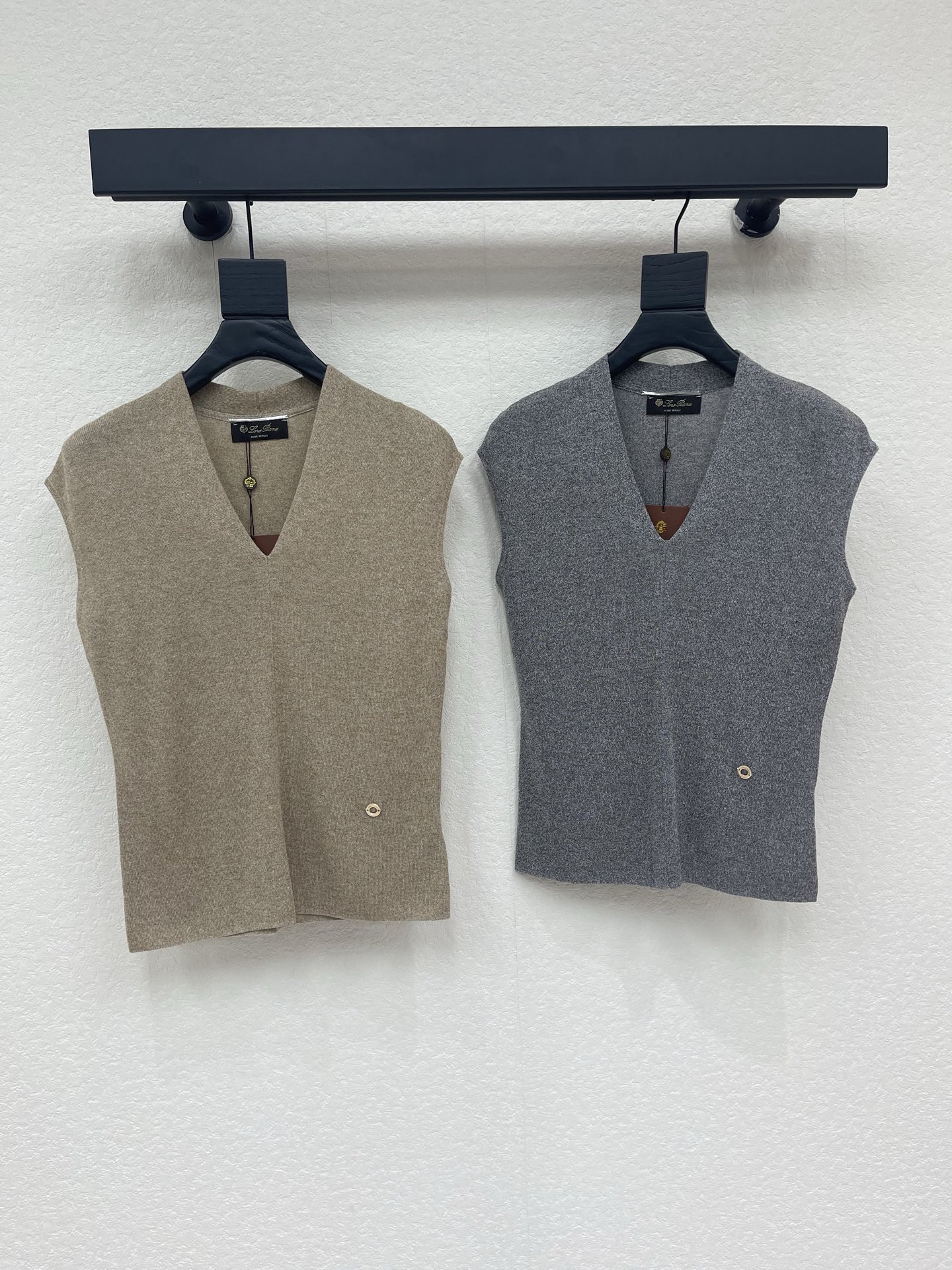 NO:886269,Loro pian*26 new spring and summer lp knitted V-neck vest!  Customized imported ice silk material, comfortable texture, V-neck vest cut to modify the neck line, embroidered hardware on the waist, highlighting the sense of high-end wear, plain color, full of old money style, regular version, showing relaxed tonality, highlighting the light luxury and fashionable temperament, can be worn alone or layered, the first choice for fashionable wear in all seasons!  SML,,loro piana,loro piana,19860909Loro pian*26春夏新款lp针织V领背心！定制进口冰丝材质 质感舒适 V领背心剪裁修饰颈部线条 腰侧刺绣五金 凸显穿搭高级感 通体素色 老钱风满满 常规版型 尽显松弛调性 凸显轻奢时髦气质 单穿叠穿均可 四季时尚穿搭首选！SML,,loro piana,loro piana,,Women's clothing