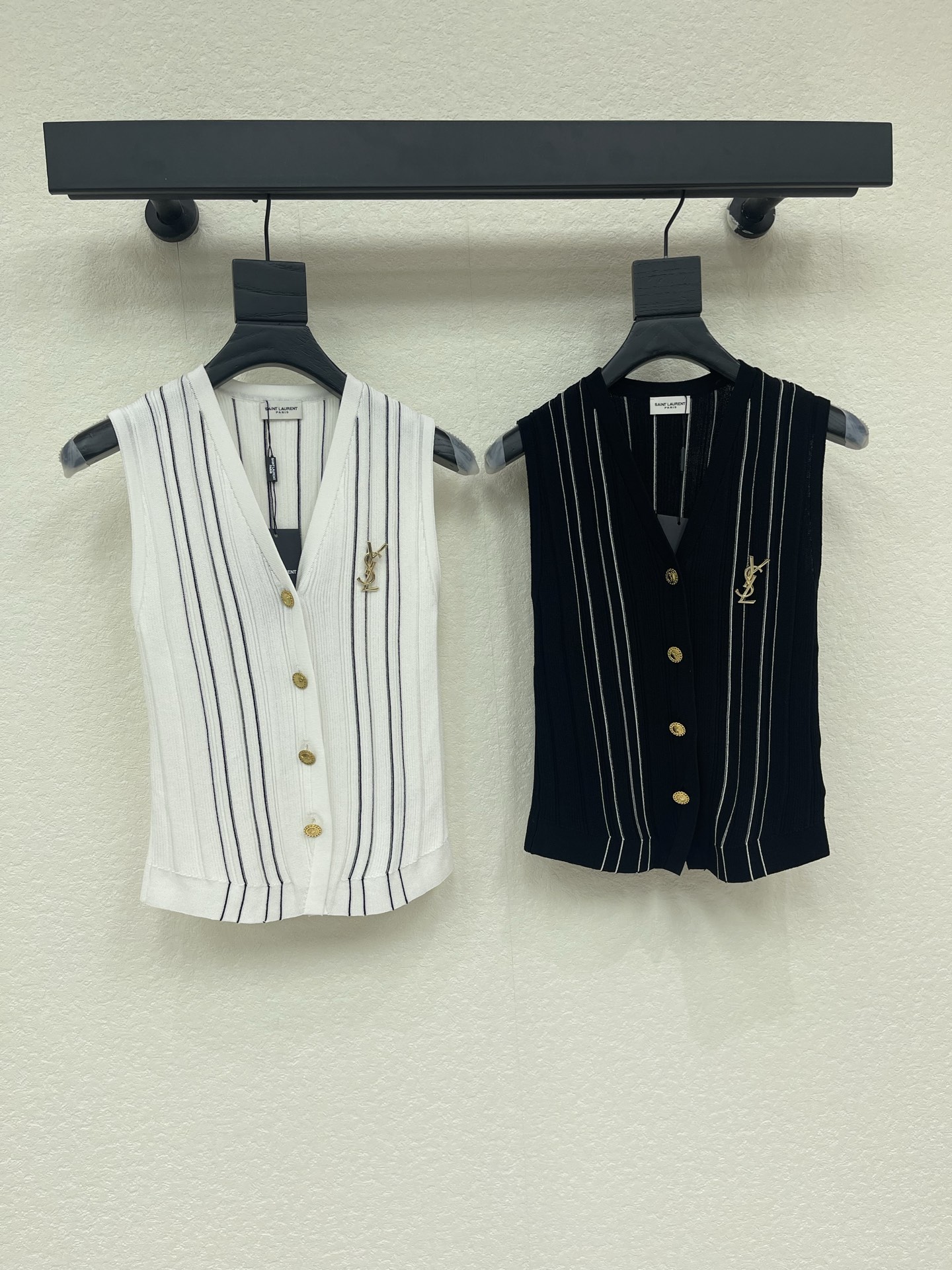 NO:886279,.Ysl*26 spring and summer new vertical striped V-neck knitted vest vest!  Customized ice silk material, high-quality texture, soft and comfortable, V-neck vertical striped vest vest cut, simple retro and super texture, single-breasted design decoration on the front, detailed hardware logo is very recognizable, regular fit, easy to create French elegant commuting style, versatile and easy to match!  SML,,saint laurent,19860909.Ysl*26春夏新款竖条纹V领针织背心马甲！定制冰丝材质 质感上乘 柔软舒适 V领竖条纹背心马甲剪裁 简约复古又超有质感 前襟单排扣设计装饰 细节五金徽标超有辨识度 常规版型 轻松打造法式优雅通勤风 百搭不挑人！SML,,saint laurent,,Women's clothing