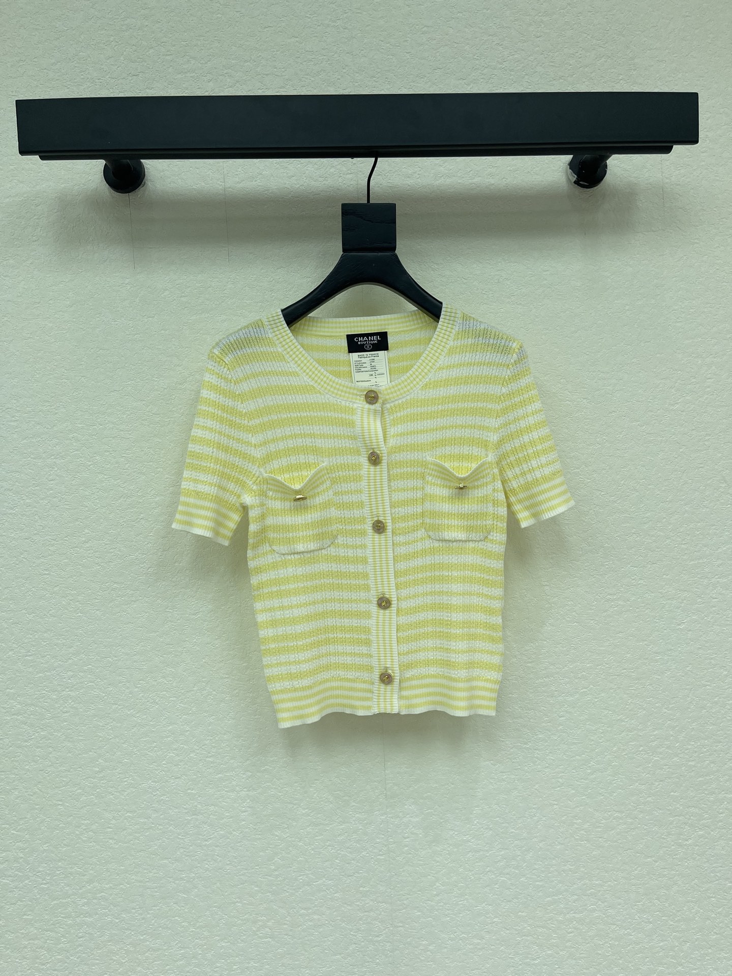 NO:887514,CHANE*26 new striped short-sleeved knitted cardigan, made of soft material, white and yellow, easy to wear, slim fit and not picky, classic round neck + yellow stripe design, refreshing and comfortable, full of metal double C buttons, high brand recognition, perfect for spring and summer ~ Whether worn with jeans or a skirt, you can easily switch between casual or elegant styles, and can be easily used for daily outings and dates!  SML,,chanel,skirts,jeans,T-shirt,19860909CHANE*26新款条纹短袖针织开衫,面料柔软材质 黄色显白好穿搭 修身版型不挑人 经典圆领+黄色条纹设计 清爽舒适感满满金属双C纽扣,品牌辨识度超高,春夏穿超合适～无论搭牛仔裤还是半裙,轻松切换休闲or优雅风,日常出街、约会都能轻松驾驭！SML,,chanel,skirts,jeans,T-shirt,,Women's clothing