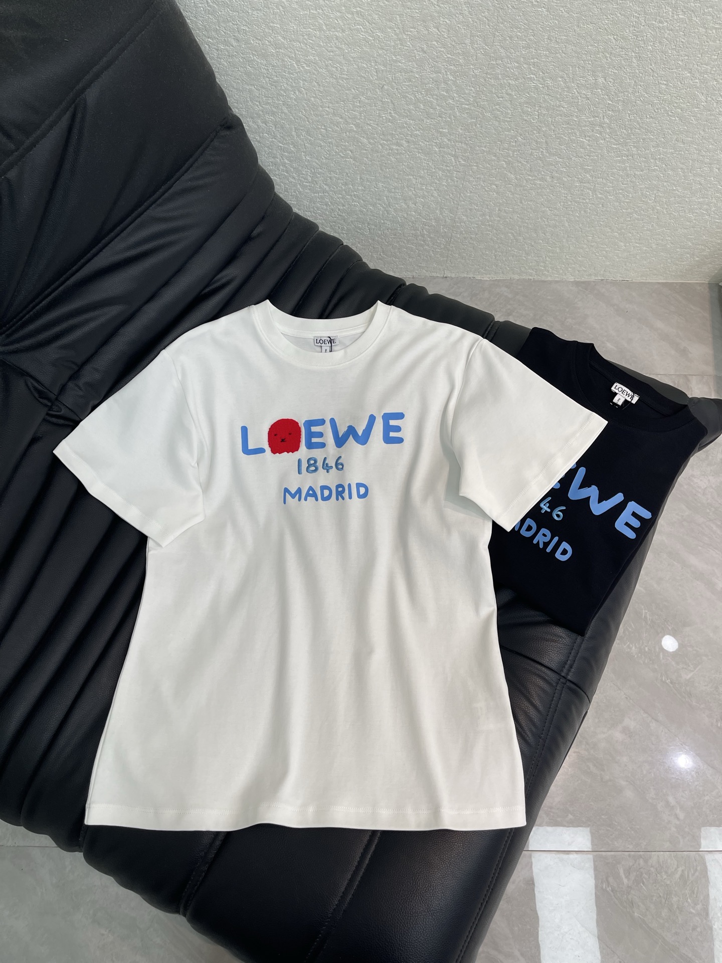 NO:886360,Loew*26 new spring and summer 80th anniversary limited edition towel lion head short-sleeved T-shirt!  Customized cotton material, breathable and comfortable, full of texture. The red and blue embroidered logo on the chest is very recognizable. Interesting and fashionable. The embroidered towel is highly recognizable and has exquisite craftsmanship and exquisite details. It is fashionable and high-end. It creates a personalized style. It is fashionable and relaxed. It looks stylish when worn alone. 2 colors SML, loewe, T-shirt, tees, t-shirt,19860909Loew*26春夏新款80周年纪念限定款 毛巾狮子头短袖T恤！定制全棉材质 透气舒适 质感十足 胸口红蓝刺绣Logo超有辨识度 趣味又时髦 辨识度满分刺绣毛巾工艺细节精致 时尚高级感立现 打造个性风格 时髦松弛 单穿内搭都出彩时髦 2色 SML,,loewe,T-shirt,tees，t-shirt,,Women's clothing