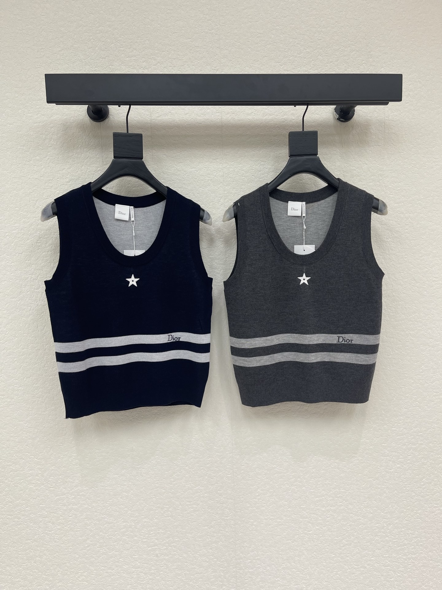 NO:887536,Dio*26 new spring and summer five-pointed star striped knitted vest!  Weaved with custom imported yarn material, high quality, round neck vest cut, contrasting stripes on the hem, embroidery of iconic letters to highlight the brand personality, slim and elastic fit, can be worn alone or layered, the first choice for fashionable wear in all seasons!  SML,,dior,19860909Dio*26春夏新款五角星条纹针织背心！定制进口纱线材质织造 质感上乘 圆领背心剪裁 衣摆撞色条纹交织 标志性字母刺绣点缀 凸显品牌个性 修身弹力版型 单穿叠穿均可 四季时尚穿搭首选！SML,,dior,,Women's clothing