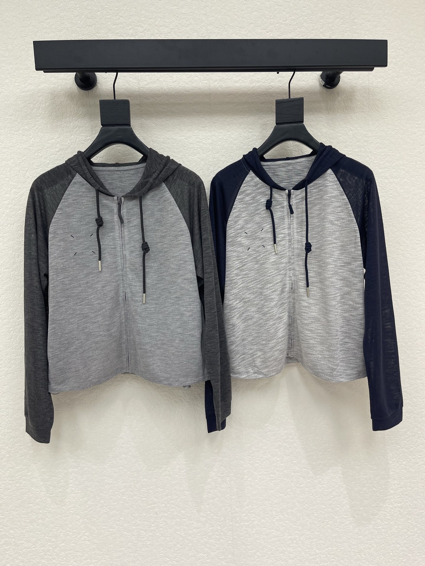 NO:887569,MM6*26 new color-blocked linen hooded zipper cardigan, a cloud-like and comfortable series!  Whoever wears it knows how comfortable it feels on the upper body!  Contrasting color design and super stretchy fabric!  The classic colors are both everyday and high-end, a must-have for daily wear!  SML,,masion margiela,hats,19860909MM6*26新款拼色麻料连帽拉链开衫 云感舒适的系列！ 上身的触感谁穿谁知道的舒服！ 撞色设计 面料弹力超级好！ 经典颜色都是日常又高级, 日常穿搭必备！ SML,,masion margiela,hats,,Women's clothing