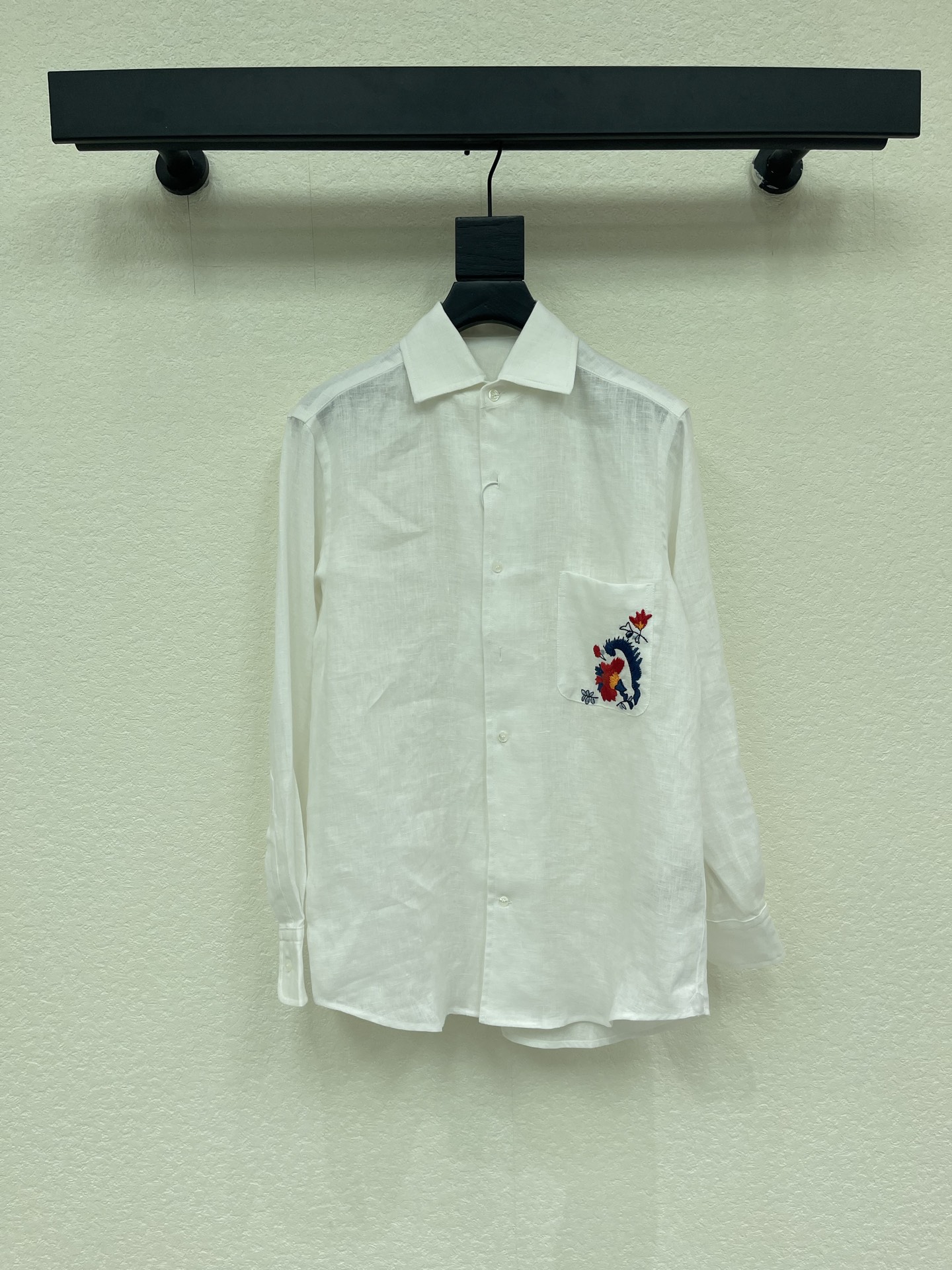 NO:887547,LP old money style Andre flower embroidered pocket linen shirt!  Heavy industry positioning three-dimensional towel embroidery technology, small leather labels on both sides are decorated with low-key luxury details, and the imported linen fabric has a light and delicate texture. The classic small lapel is a lazy and casual high-end item. A must-have sun protection outfit in summer!  Highly recommended as a versatile item to keep for yourself!  The quality of workmanship depends on the details, two-color SML, loro piana, shirts,19860909LP老钱风Andre花刺绣口袋亚麻衬衫！重工定位立体毛巾绣工艺,两边小皮标装饰低调奢华细节感满满,进口亚麻面料质感轻盈细腻.经典小翻领演绎慵懒随性的高级单品.夏日必备防晒穿搭天菜！强烈推荐自留百搭单品！做工品质看细节,现货两色SML,,loro piana,shirts,,Women's clothing