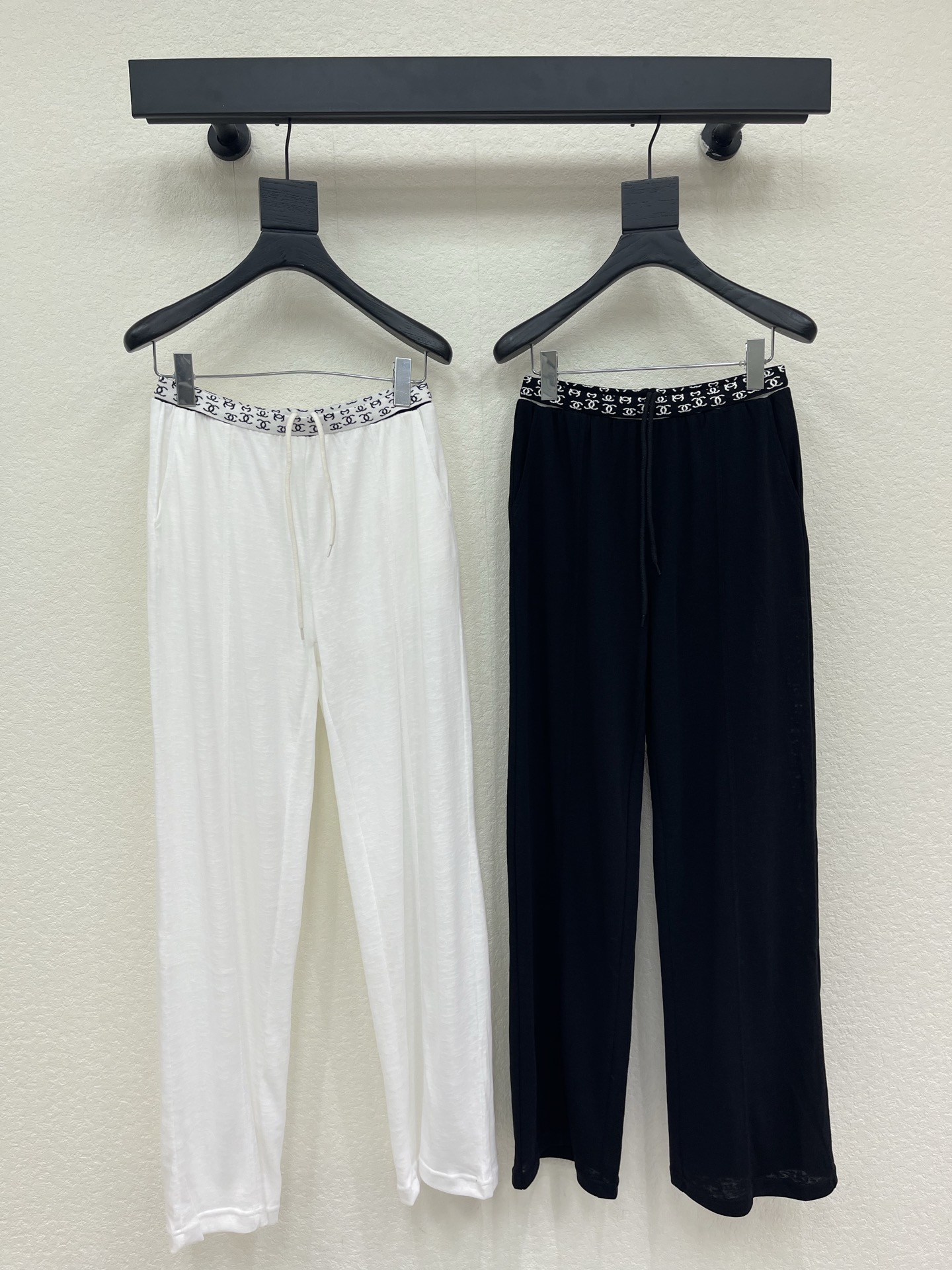 NO:887558,Chane*26 new double C letter casual pants, lyocell + cotton fabric, refreshing and breathable without sweating, super comfortable for spring and summer wear, double C drawstring design on the waist, full of details to show a sense of luxury, high waist and wide leg version, perfect for modifying the shape of the legs, making the legs longer in seconds. Two-color SML,,chanel,19860909Chane*26新款双C字母休闲裤,莱赛尔+棉面料,清爽透气不闷汗,春夏穿超舒适腰部双C抽绳设计,细节拉满尽显高级感,高腰阔腿版型,修饰腿型一绝,秒变大长腿.两色SML,,chanel,,Women's clothing