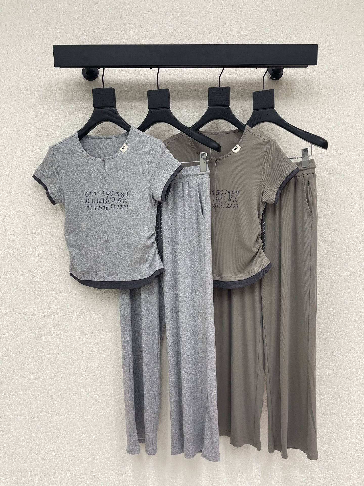 NO:887602,MM6*26 new fake two-piece short-sleeved and trousers casual suit!  High-end customized pleated slim-fitting T-shirt top, paired with elastic waist trousers. Minimalist style, French elegant and lazy style, casual and fashionable!  The three-dimensional tailoring version can be sweet or salty to reduce the age of the girl. It can be worn in a variety of ways to make the upper body slimmer and taller!  Highly recommended for self-retention!  Imported high-density fabric has a great texture!  The quality of workmanship depends on the details SML, masion margiela, T-shirt, tees, t-shirt,19860909MM6*26新品假两件短袖搭配长裤休闲套装！ 高端定制褶皱修身T恤上衣,搭配松紧腰长裤 极简主义风法式优雅的慵懒风, 休闲又时髦！ 立体剪裁版版型可甜可盐减龄少女风. 多种穿法百搭上身显瘦又高挑！ 强烈推荐自留款！ 进口高密度面料质感超赞！ 做工品质看细节 SML,,masion margiela,T-shirt,tees，t-shirt,,Women's clothing