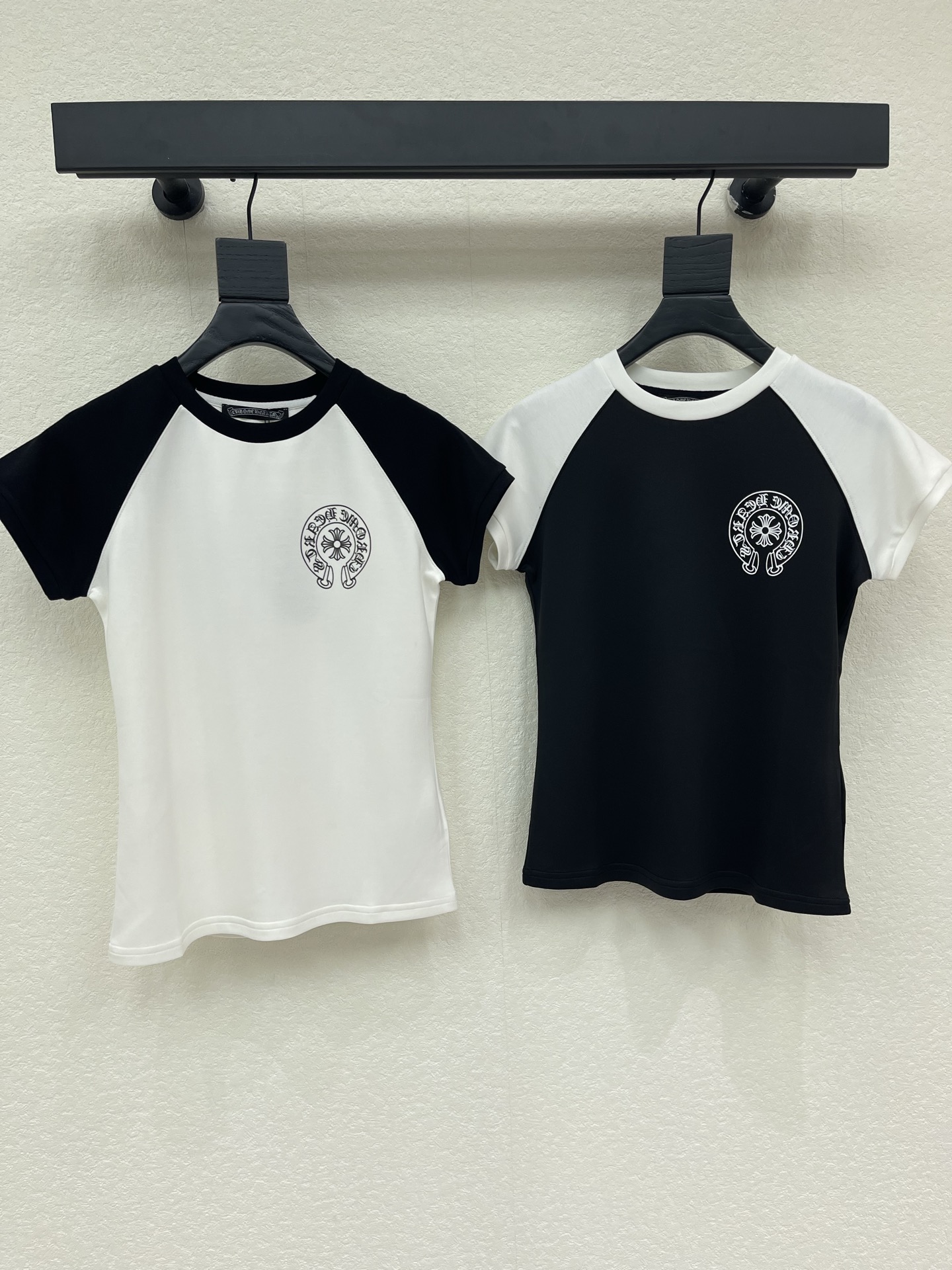 NO:888490,Chrome Heart* Chrome Heart 26 new spring and summer new style Sanskrit printed raglan sleeves and color-blocked short-sleeved T-shirts on the front and back. Made of stretch cotton material, the fabric is soft and comfortable. Slim-fitting and slightly short version, highly tolerant to the body, small round neck slim cut, accurately outlines the waistline, full of sweet and cool atmosphere, retro and age-reducing, can easily control whether it is sweet girl style or cool style. SML,, chrome hearts, chrome hearts, T-shirt, tees, t-shirt,19860909Chrome Heart*克罗心26春夏新款前后梵文印花插肩袖拼色短袖T恤.采用弹力棉材质,面料柔软舒适.修身微短版型,对身材包容度高,小圆领修身剪裁,精准勾勒腰线,甜酷氛围感拉满,复古又减龄,不管是甜妹风还是酷飒风都能轻松驾驭.SML,,chrome hearts,chrome hearts,T-shirt,tees，t-shirt,,Women's clothing