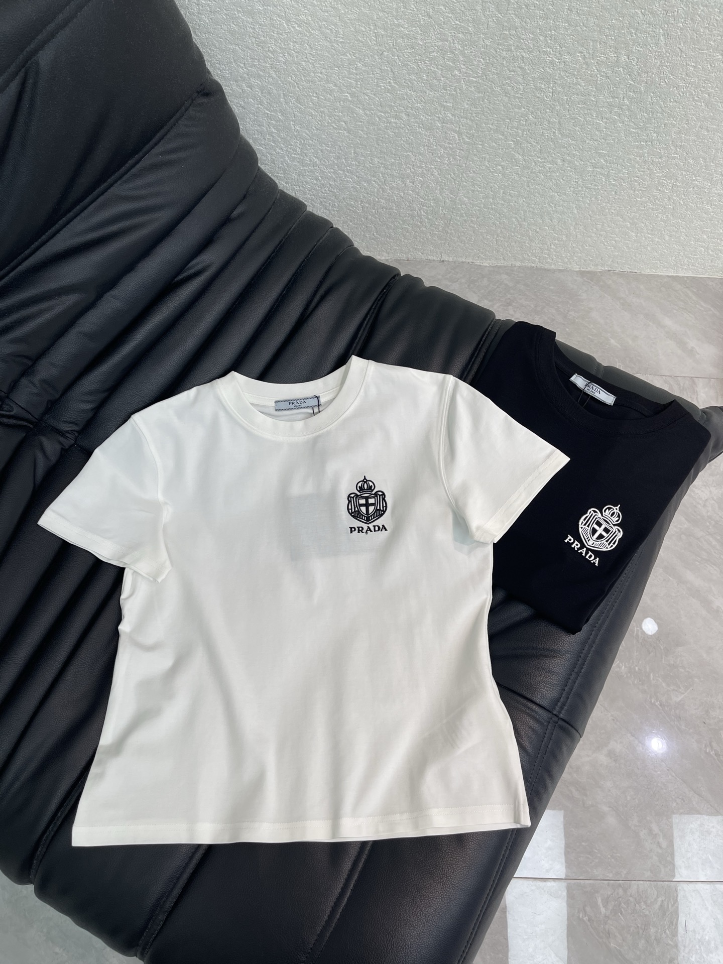 NO:888549,Prad*26 new spring and summer heavy-duty embroidered letter short-sleeved T-shirt, mercerized cotton fabric, high-density fashionable sports style, every daily wear, playful and age-reducing design elements full of vitality, high quality, sizes S-XXL, prada, T-shirt, tees, t-shirt,19860909Prad*26春夏新款重工刺绣字母短袖T恤 丝光棉面料 高密度时髦运动风 每个日常的穿搭 俏皮减龄充满元气的设计元素 高品质 尺码S-XXL,,prada,T-shirt,tees，t-shirt,,Women's clothing