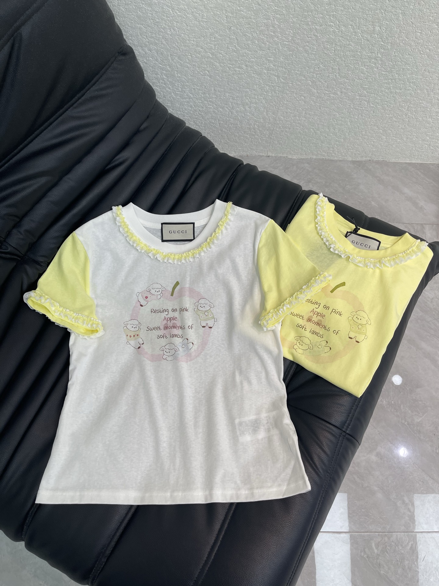 NO:888529,Gucc*26 new spring and summer digital print apple lamb yellow lace short-sleeved T-shirt Imported snowflake cotton fabric High-density fashionable sports style Every daily wear Playful and age-reducing design elements full of vitality High quality Size S-XXL,, gucci, T-shirt, tees, t-shirt,19860909Gucc*26春夏新款数码印花苹果小羊黄色雷丝花边短袖T恤 进口雪花棉面料 高密度时髦运动风 每个日常的穿搭 俏皮减龄充满元气的设计元素 高品质 尺码S-XXL,,gucci,T-shirt,tees，t-shirt,,Women's clothing
