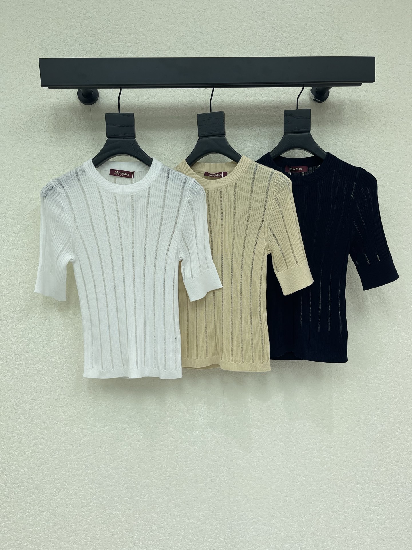 NO:888472,MaxMar*26 new spring and summer style hollow knitted short sleeves with vertical pit strips!  Customized wool knitted yarn material, high-end and comfortable texture, round neck knitted short-sleeved cut, solid color vertical pit strips hollow texture throughout, slim fit, full of elasticity, highlighting the high-end look!  SML,,T-shirt,19860909MaxMar*26春夏新款竖坑条镂空针织短袖！定制羊毛针织纱线材 质感高级舒适 圆领针织短袖剪裁 通体素色竖坑条镂空肌理 修身版型 弹力十足 凸显穿搭高级感！SML,,T-shirt,,Women's clothing