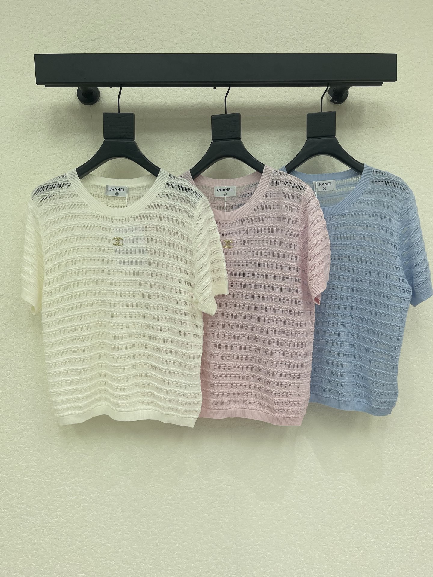 NO:888500,CHANE*26 new spring and summer hollow round neck knitted short sleeves!  Made of custom-made imported cotton wool material with high-quality texture, the knitted short-sleeved top is cut with fine crochet texture interwoven throughout the body to outline a horizontal cable-cut hollow pattern. The letter logo on the chest highlights the high-end look. It is loose and slightly transparent to make you look slimmer, showing a relaxed tone!  SML,,chanel,T-shirt,19860909CHANE*26春夏新款镂空圆领针织短袖！定制进口棉毛材质织造 质感高级 针织短袖上衣剪裁 通体利用细密钩针肌理交织 勾勒出横向绞花镂空花纹图案 胸前字母徽标 凸显穿搭高级 宽松微透更显瘦 尽显松弛调性！SML,,chanel,T-shirt,,Women's clothing