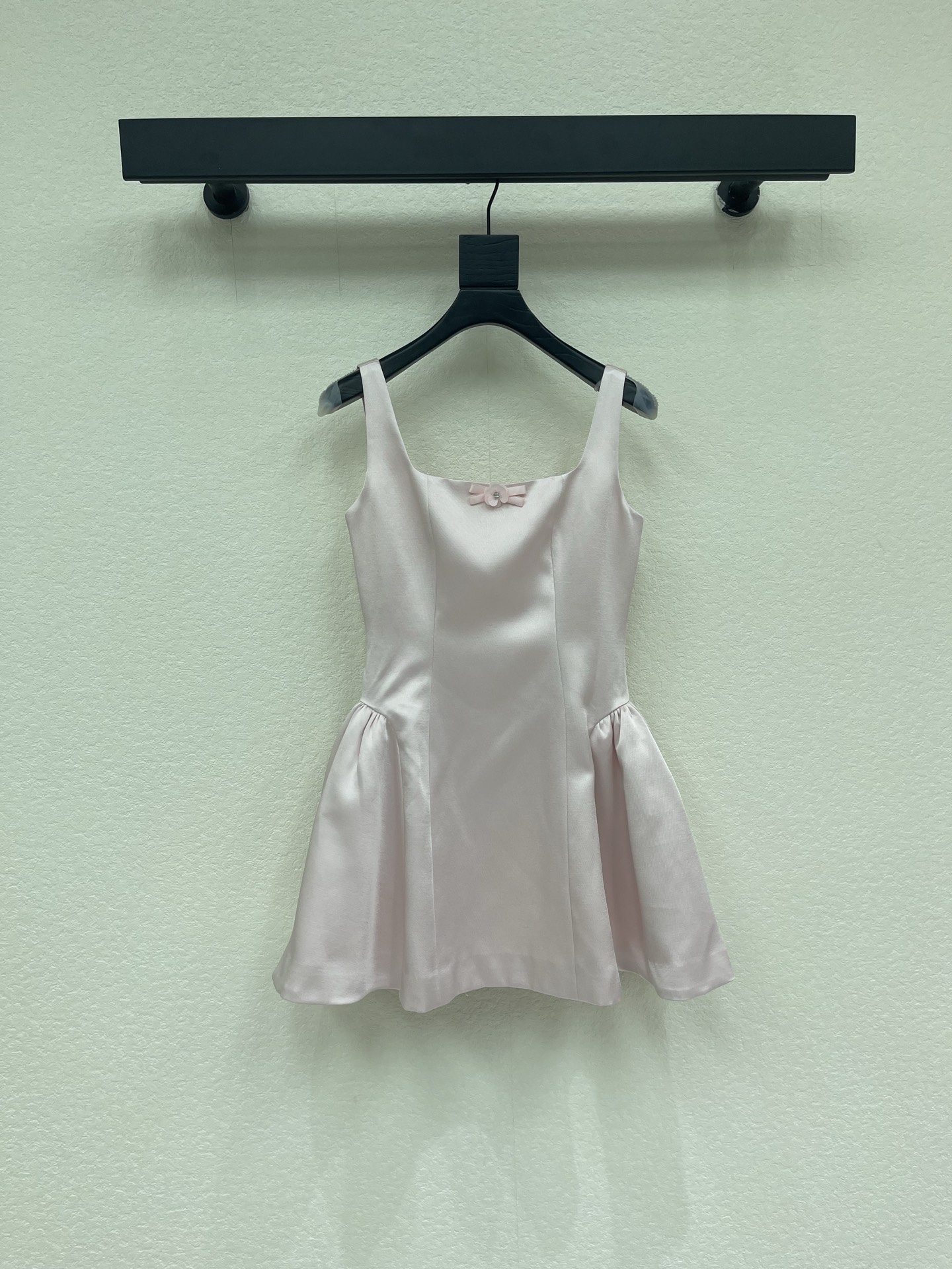 NO:889546,Niche design *26 new pink flower bow suspender dress. This pink sleeveless dress is made of smooth and shiny satin material, full of French sweet style!  The square neck + bow design is very girly, the waist cut shows off the body curve, and the A-line skirt is smart and elegant. The light pink color is not picky about skin color, and it is super fresh to wear in summer. It can be easily managed on dates, birthday parties, and beach vacations. It looks great with high heels or sandals~SML,,sandals,high heels,skirts,19860909小众设计*26新款粉色花朵蝴蝶结吊带连衣裙这款粉色无袖连衣裙,缎面材质柔滑有光泽,法式甜美风满满！方领+蝴蝶结设计,少女感爆棚,收腰剪裁超显身材曲线,A字裙摆灵动又优雅.淡粉色不挑肤色,夏天穿超清新,约会、生日派对、海边度假都能轻松驾驭,搭配高跟鞋或凉鞋都很出片哦～SML,,sandals,high heels,skirts,,Women's clothing