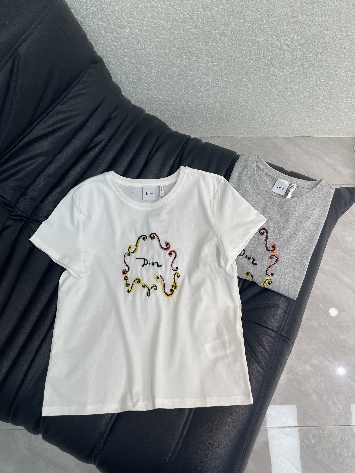 NO:888463,Dio*26 new spring and summer letter contrast embroidered beaded super heavy-duty short-sleeved T-shirt. Pure cotton fabric. High-density fashionable sports style. Every daily wear. Playful and age-reducing design elements full of vitality. High quality. Sizes SML, dior, T-shirt, tees, t-shirt,19860909Dio*26春夏新款字母撞色刺绣串珠超重工短袖T恤 纯棉面料 高密度时髦运动风 每个日常的穿搭 俏皮减龄充满元气的设计元素 高品质 尺码SML,,dior,T-shirt,tees，t-shirt,,Women's clothing