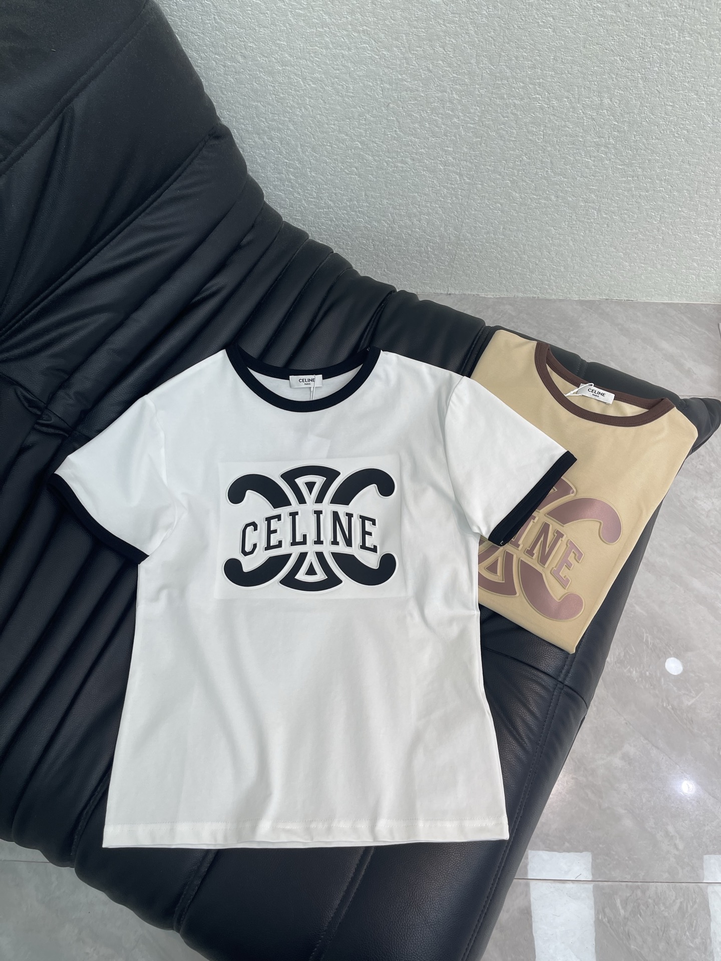 NO:888499,Celin*26 new style short-sleeved T-shirt with embossed embossed letters and contrasting colors. Made of pure cotton. The fabric is soft and comfortable. Contrast color round neck design. Arc de Triomphe letters design in the middle. Perfect details. Straight version. The upper body is versatile and slimming. Brand style online SML,,celine,T-shirt,tees,t-shirt,19860909Celin*26新款压印凹凸字母撞色短袖T恤 采用纯棉材质 面料柔软舒适 撞色圆领设计 中间凯旋门字母设计 细节满分 版型直筒 上身百搭显瘦 品牌格调在线 SML,,celine,T-shirt,tees，t-shirt,,Women's clothing