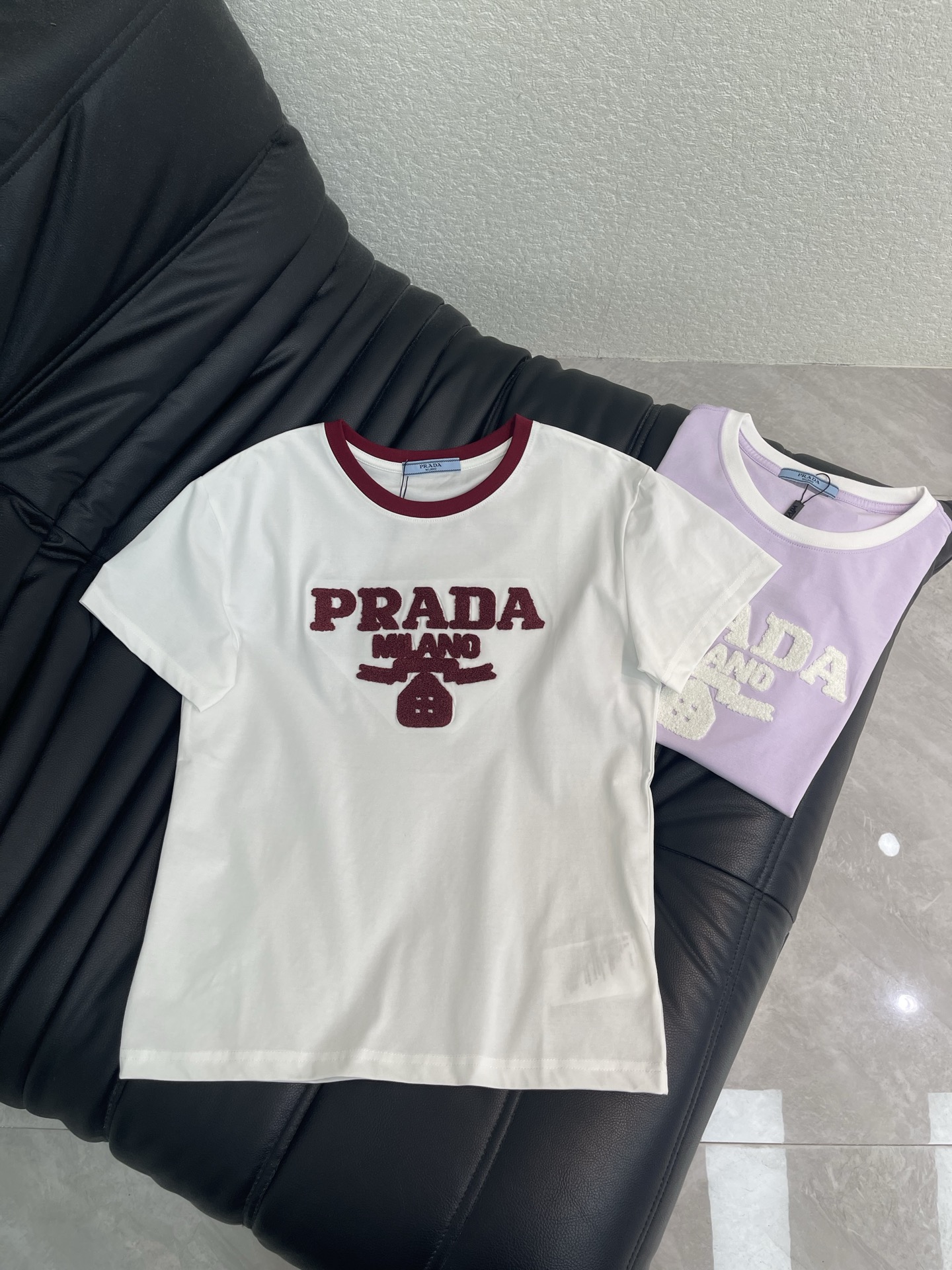 NO:888508,Prad*26 new short-sleeved T-shirt with towel embroidered contrasting letters. Made of pure cotton. The fabric is soft and comfortable. Contrast color round neck design. The towel embroidered letters in the middle. Perfect details. Straight version. The upper body is versatile and slimming. Brand style online SML, prada, T-shirt, tees, t-shirt,19860909Prad*26新款毛巾绣撞色字母短袖T恤 采用纯棉材质 面料柔软舒适 撞色圆领设计 中间毛巾刺绣字母 细节满分 版型直筒 上身百搭显瘦 品牌格调在线 SML,,prada,T-shirt,tees，t-shirt,,Women's clothing