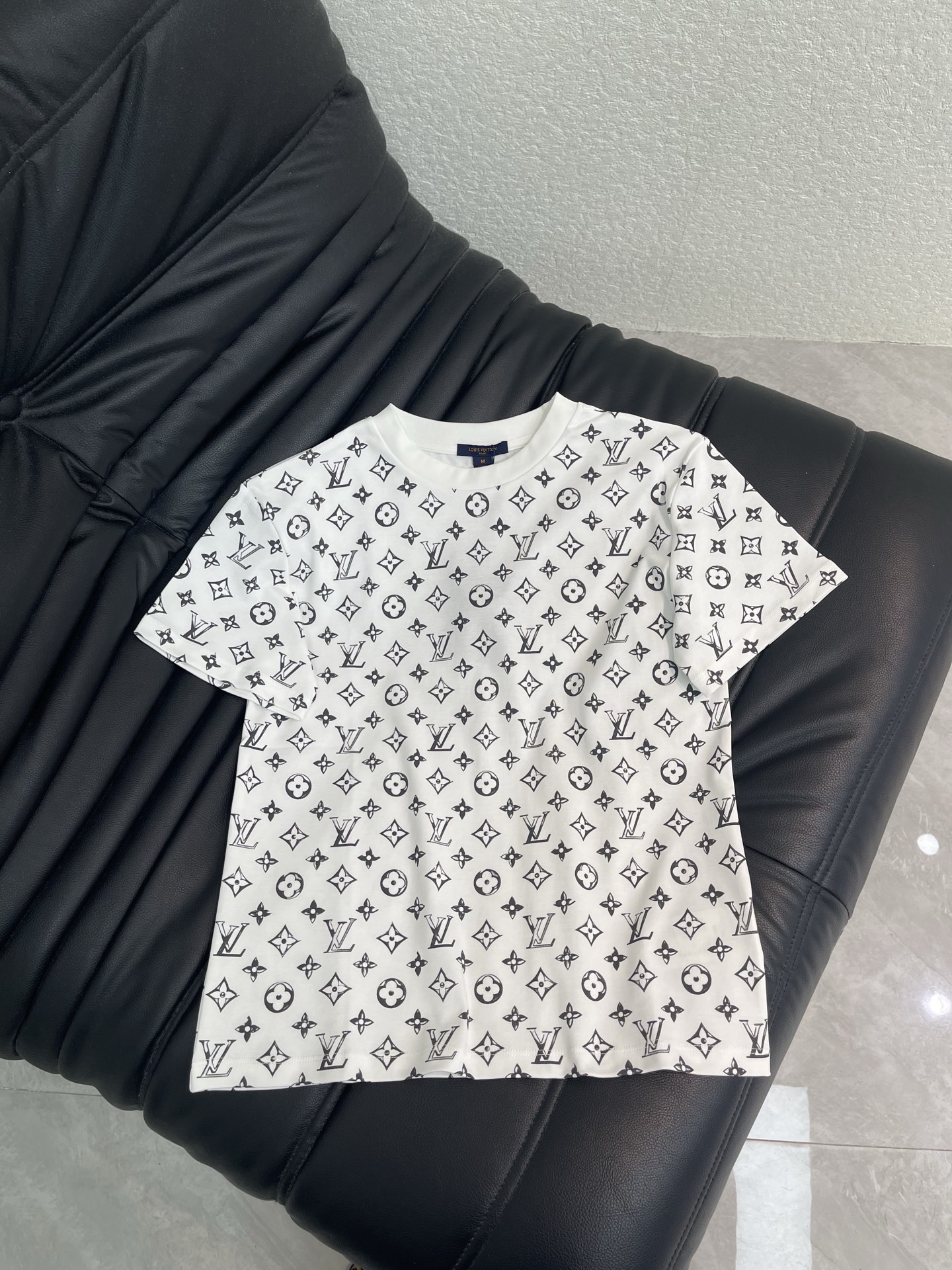 NO:888551,Louis Vuitto*26 new spring and summer new all-over printed short-sleeved T-shirt!  Customized twill cotton material, with fine texture, breathable and comfortable, regular T-shirt cutting, highlighting the brand style, made of heavyweight pure cotton, slightly stretchy, showing a slimming visual effect, ready-to-wear four-leaf clover elements and letter logo decoration, giving you a casual and lazy style!  SML,,louis vuitton,T-shirt,tees,t-shirt,19860909Louis Vuitto*26春夏新款满身印花短袖T恤！定制斜纹全棉材质,质感细腻,透气舒适,常规T恤裁剪,凸显品牌格调,采用克重纯棉制成,略带有弹力,呈现显瘦视觉效果,成衣四叶草元素和字母徽标装饰 ,穿搭出休闲慵懒风格！SML,,louis vuitton,T-shirt,tees，t-shirt,,Women's clothing