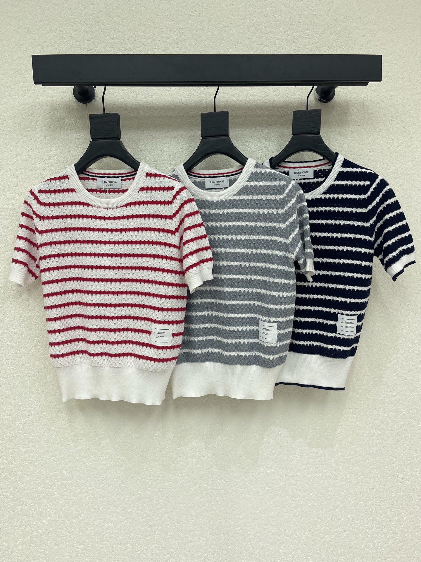 NO:889499,Thom Brown*26 new spring and summer TB round neck contrast striped knitted short sleeves!  Customized silk wool material, skin-friendly and breathable, high-quality texture, round neck knitted short-sleeved cut, all-over stripes with contrasting colors, leather label decoration on the hem, durable and versatile, showing quality, suitable for parties, travels and photos!  SML,,T-shirt,19860909Thom Brown*26春夏新款TB圆领撞色条纹针织短袖！定制丝毛材质 亲肤透气 质感上乘 圆领针织短袖剪裁 通体条纹撞色 衣摆皮标装饰 耐看百搭 彰显品质 适合聚会旅游拍照穿搭！SML,,T-shirt,,Women's clothing