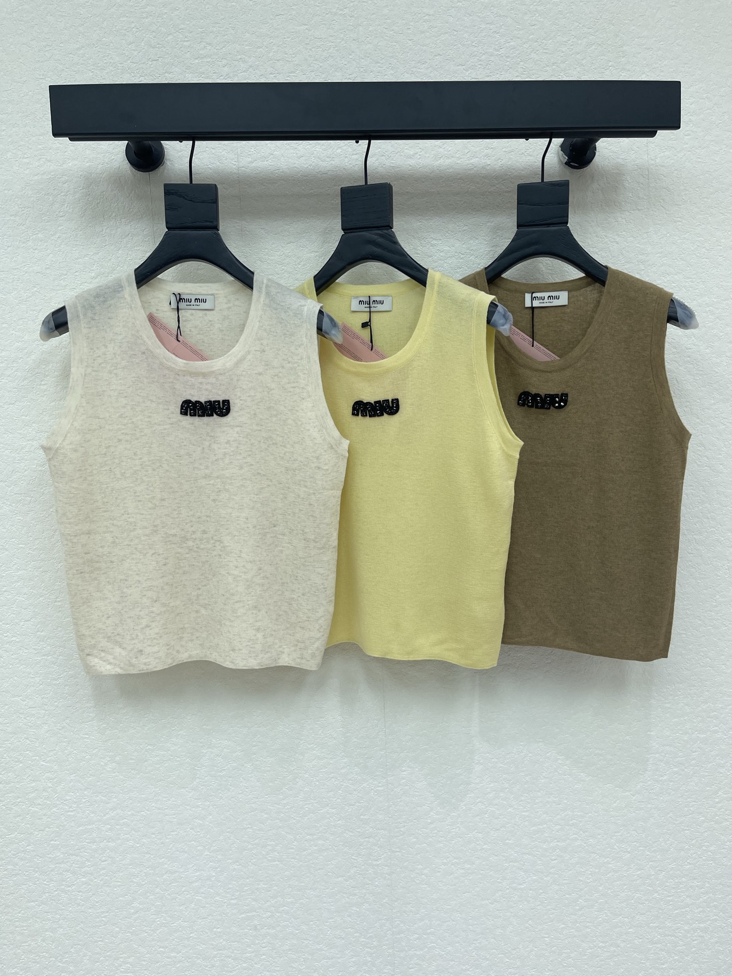 NO:889523,Miumi*26 new spring and summer knitted vest, soft fabric and super comfortable, perfect for spring and summer!  Sleeveless design + brand embroidery on the chest, perfect for recognition. Versatile and elegant, it can be worn alone or layered with it. It can easily switch between Korean casual or minimalist style, and can be used for daily commuting!  SML,,miumiu,19860909Miumi*26春夏新款针织背心,柔软面料超舒适,春夏穿超合适！无袖设计+胸前品牌刺绣,辨识度满分.百搭又显气质,单穿or内搭都OK,轻松切换韩系休闲or极简风,通勤日常都能hold住！SML,,miumiu,,Women's clothing