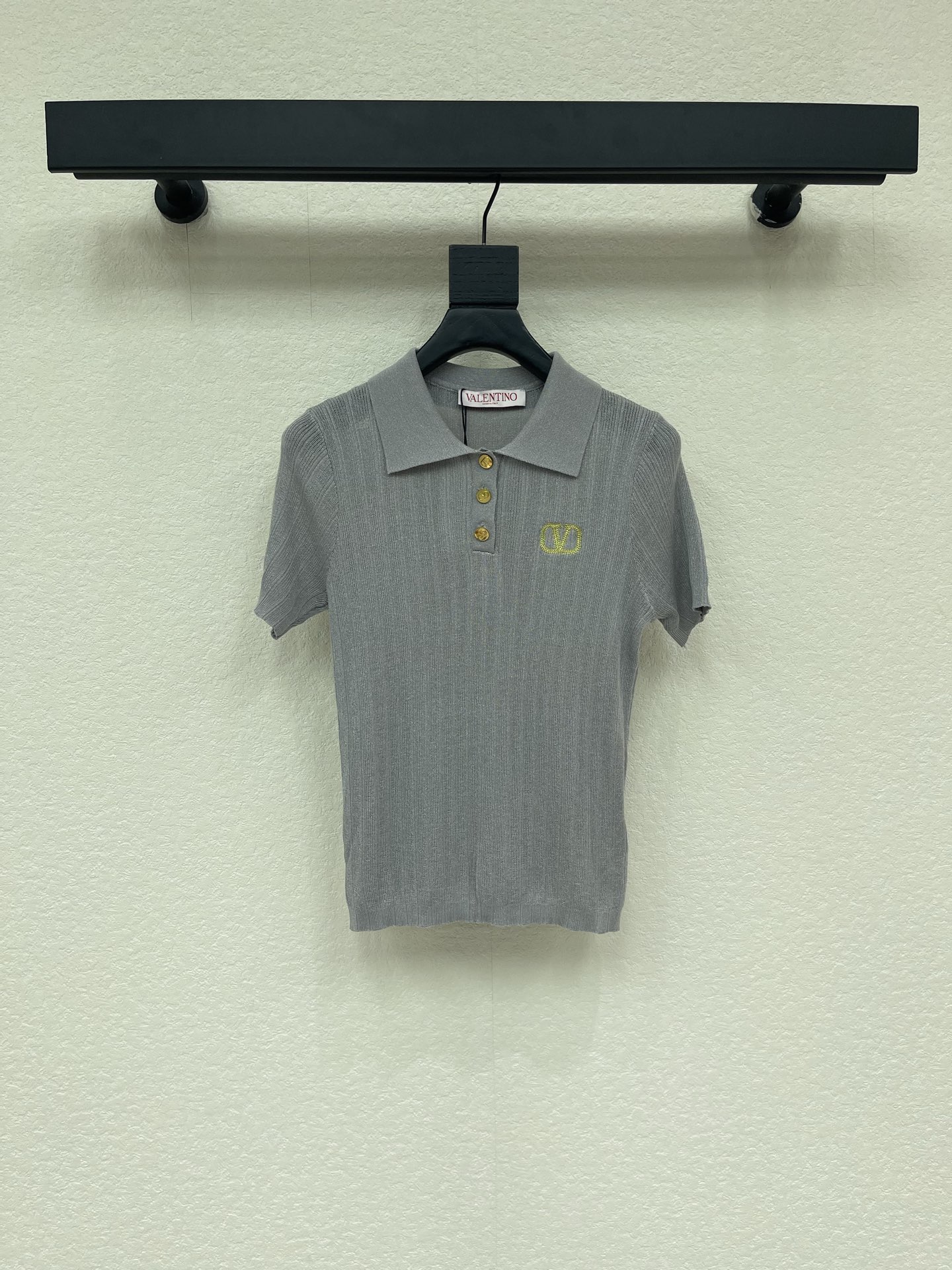 NO:889508,Valentin*26 new spring and summer short-sleeved knitted Polo shirt, soft knitted fabric, vertical stripe design slim fit. Classic lapel + three metal buttons, perfect details. The yellow embroidered logo on the chest is super recognizable, and the gray is low-key and versatile, and can be easily worn for commuting, dating, and daily life. Paired with high-waisted pants or skirts, you can easily get Korean college style or simple temperament!  SML,,valentino,skirts,T-shirt,19860909Valentin*26春夏新款针织Polo衫短袖,柔软针织面料,竖条纹设计修身显瘦.经典翻领+三颗金属纽扣,细节满分.胸前黄色刺绣Logo超有辨识度,灰色低调百搭,通勤、约会、日常都能轻松驾驭.搭配高腰裤或半身裙,轻松get韩系学院风or简约气质风！SML,,valentino,skirts,T-shirt,,Women's clothing