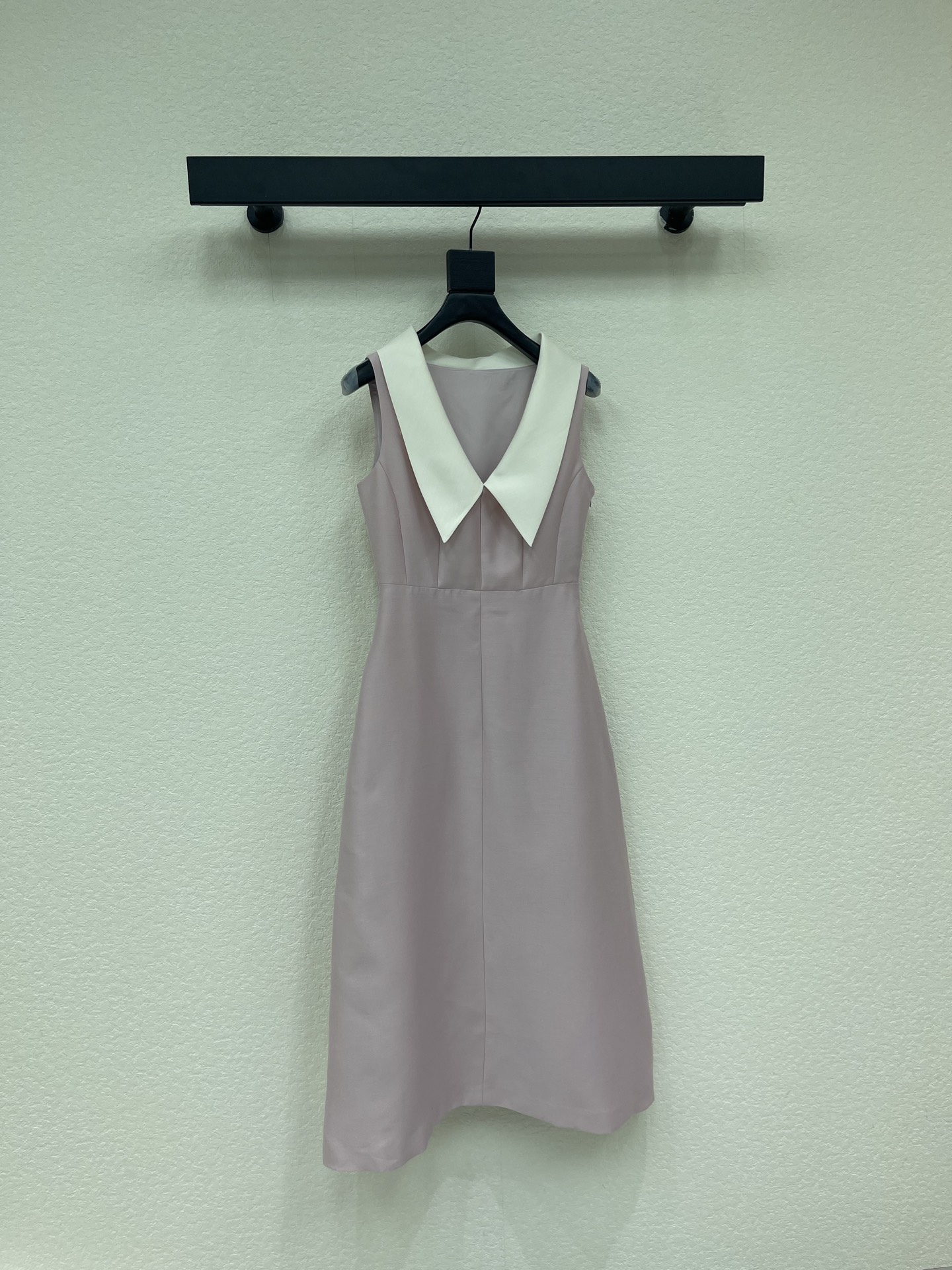 NO:889560,Niche Design*26 New French Retro Style Contrast Color Lapel Sleeveless Waist Dress. Low saturation soft matte pink skirt with clean white large pointed collar design. Gentle and delicate feeling, sweet but not greasy. Waist A-line mid-length silhouette is very tolerant to the body. The upper body is dignified and gentle SML,,skirts,19860909小众设计*26新品法式复古风撞色翻领无袖收腰连衣裙 低饱和柔雾粉裙身搭配干净的白色大尖领设计 温柔感和精致感兼具甜而不腻 收腰A字摆中长廓形对身材包容度很高 上身端庄又温柔SML,,skirts,,Women's clothing