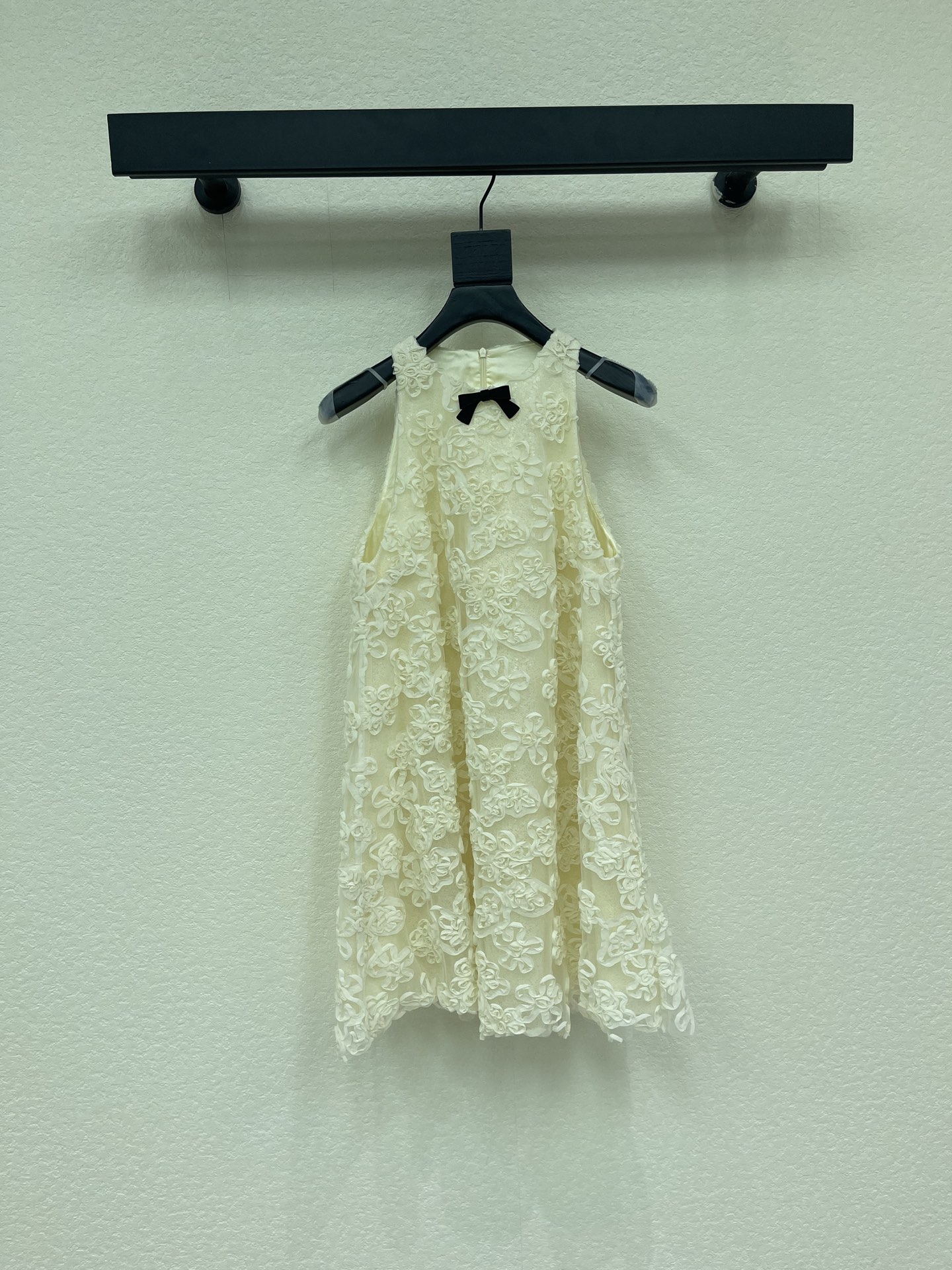 NO:890177,Fashionable niche design JORYA26 spring and summer latest cream white lace sleeveless dress. Made of three-dimensional water-soluble lace + embroidered flowers. Soft to the touch. Full of gentle French style. Sleeveless round neck + A-line skirt. Modify the shoulder line. Cover the crotch to make you slim. Friendly pear-shaped body. Black bow embellishment. Can be worn for daily dates and vacations. Wear alone and refreshing. Pair it with a jacket to create a Korean heroine atmosphere. SML,,skirts,jackets & coats,19860909时髦小众设计 JORYA26春夏最新款奶油白蕾丝无袖连衣裙 采用立体水溶蕾丝+刺绣花朵 触感柔软 法式温柔风满满 无袖圆领+A字裙摆 修饰肩线 遮胯显瘦 梨形身材友好 黑色蝴蝶结点缀 日常 约会 度假都能穿 单穿清爽 搭配外套更显韩系女主氛围感 SML,,skirts,jackets & coats,,Women's clothing