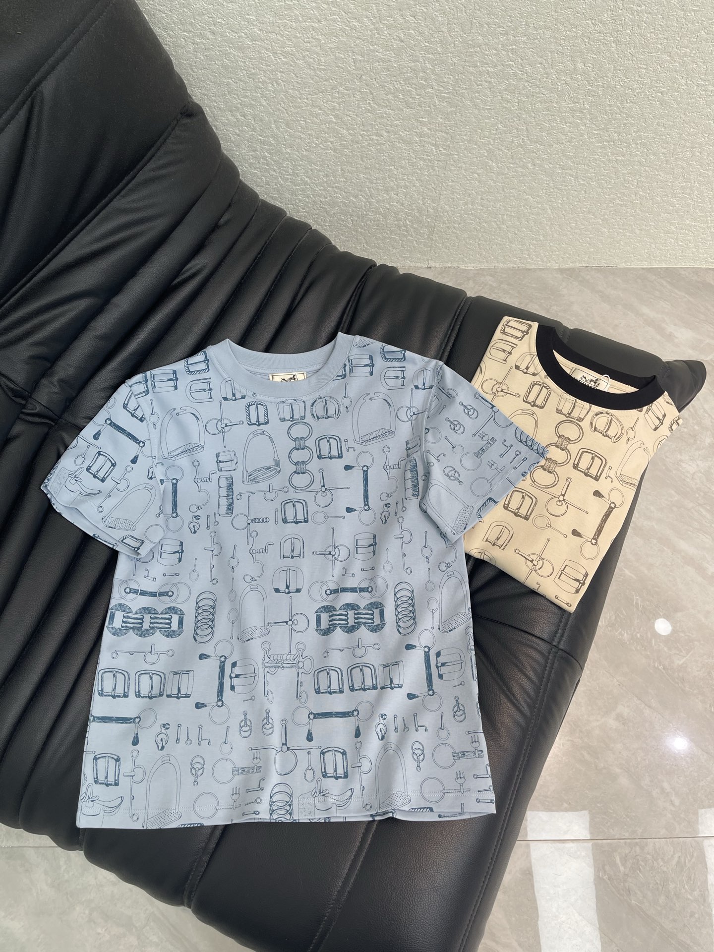 NO:890165,Hermes*26 new spring and summer equestrian print short-sleeved T-shirt!  Customized raw cotton material, breathable and comfortable, full of texture. Regular short-sleeved T-shirt cut highlights the brand style. Made of heavyweight pure cotton, slightly stretchy, giving a slimming visual effect. Threaded edges of the same color on the neckline. All-over iconic buckle printed pattern. Full of retro feel. Art style is rich in layers. Create your own personal style at will. It is fashionable when worn alone!  SML,,hermes,T-shirt,tees,t-shirt,19860909Hermes*26春夏新款马术印花短袖T恤！定制原生全棉材质 透气舒适 质感十足 常规短袖T恤裁剪 凸显品牌格调 采用克重纯棉制成 略带有弹力 呈现显瘦视觉效果 同色系螺纹细包边于领口 通体标志性衔扣印花图案 复古感满满 艺术风格层次丰富 随心打造个性风格 单穿内搭都出彩时髦！SML,,hermes,T-shirt,tees，t-shirt,,Women's clothing