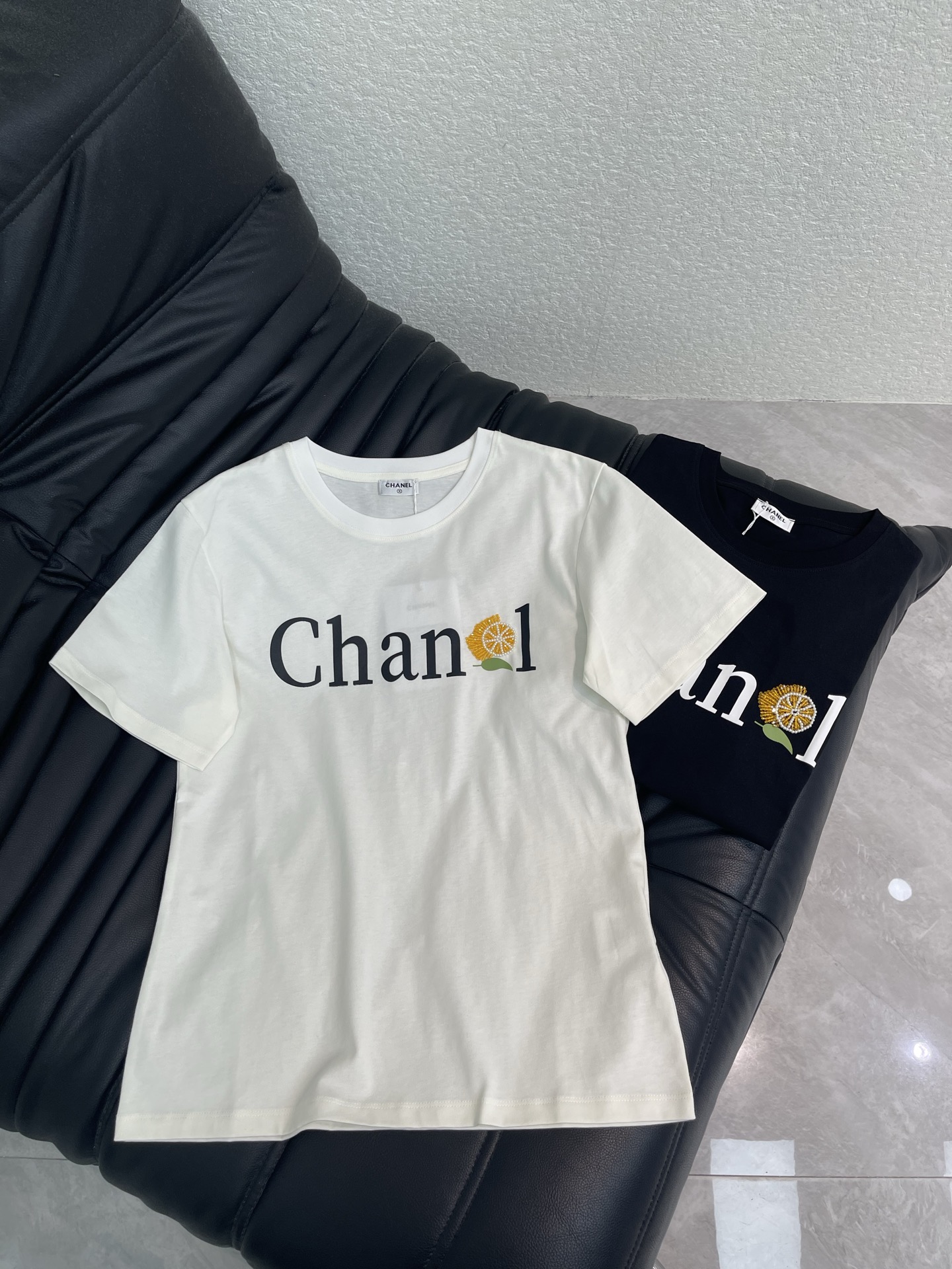 NO:890151,Chane*26 new spring and summer heavy beaded lemon printed letter short-sleeved T-shirt. Pure cotton fabric. High-density fashionable sports style. Every daily wear. Playful and age-reducing design elements full of vitality. High quality. Sizes SML, chanel, T-shirt, tees, t-shirt,19860909Chane*26春夏新款重工钉珠柠檬印花字母短袖T恤 纯棉面料 高密度时髦运动风 每个日常的穿搭 俏皮减龄充满元气的设计元素 高品质 尺码SML,,chanel,T-shirt,tees，t-shirt,,Women's clothing