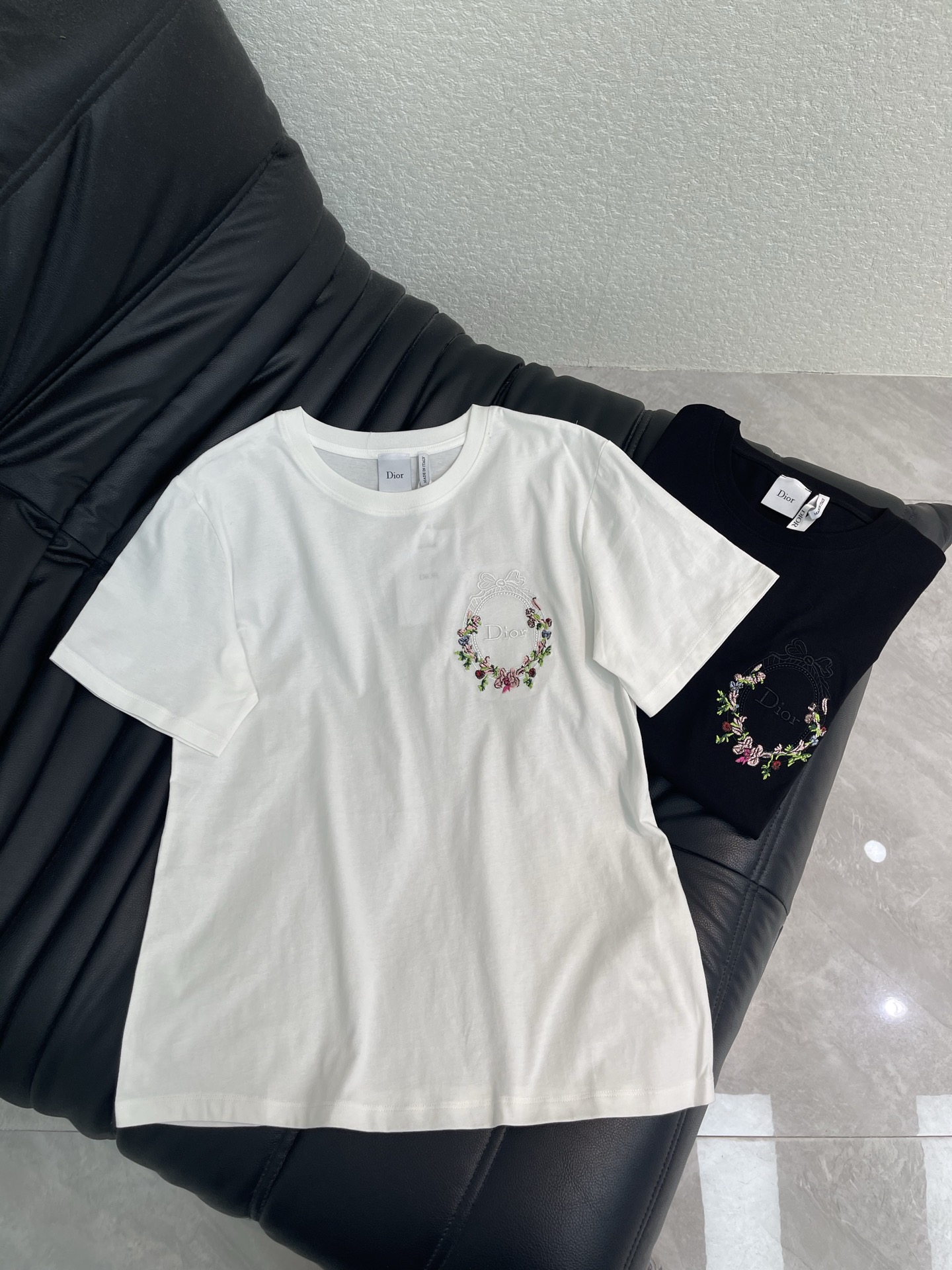 NO:890137,Dio*26 new spring and summer heavy-duty floral embroidered letter short-sleeved T-shirt. Pure cotton fabric. High-density fashionable sports style. Every daily wear. Playful and age-reducing design elements full of vitality. High quality. Sizes SML, dior, T-shirt, tees, t-shirt,19860909Dio*26春夏新款重工花卉刺绣字母短袖T恤 纯棉面料 高密度时髦运动风 每个日常的穿搭 俏皮减龄充满元气的设计元素 高品质 尺码SML,,dior,T-shirt,tees，t-shirt,,Women's clothing