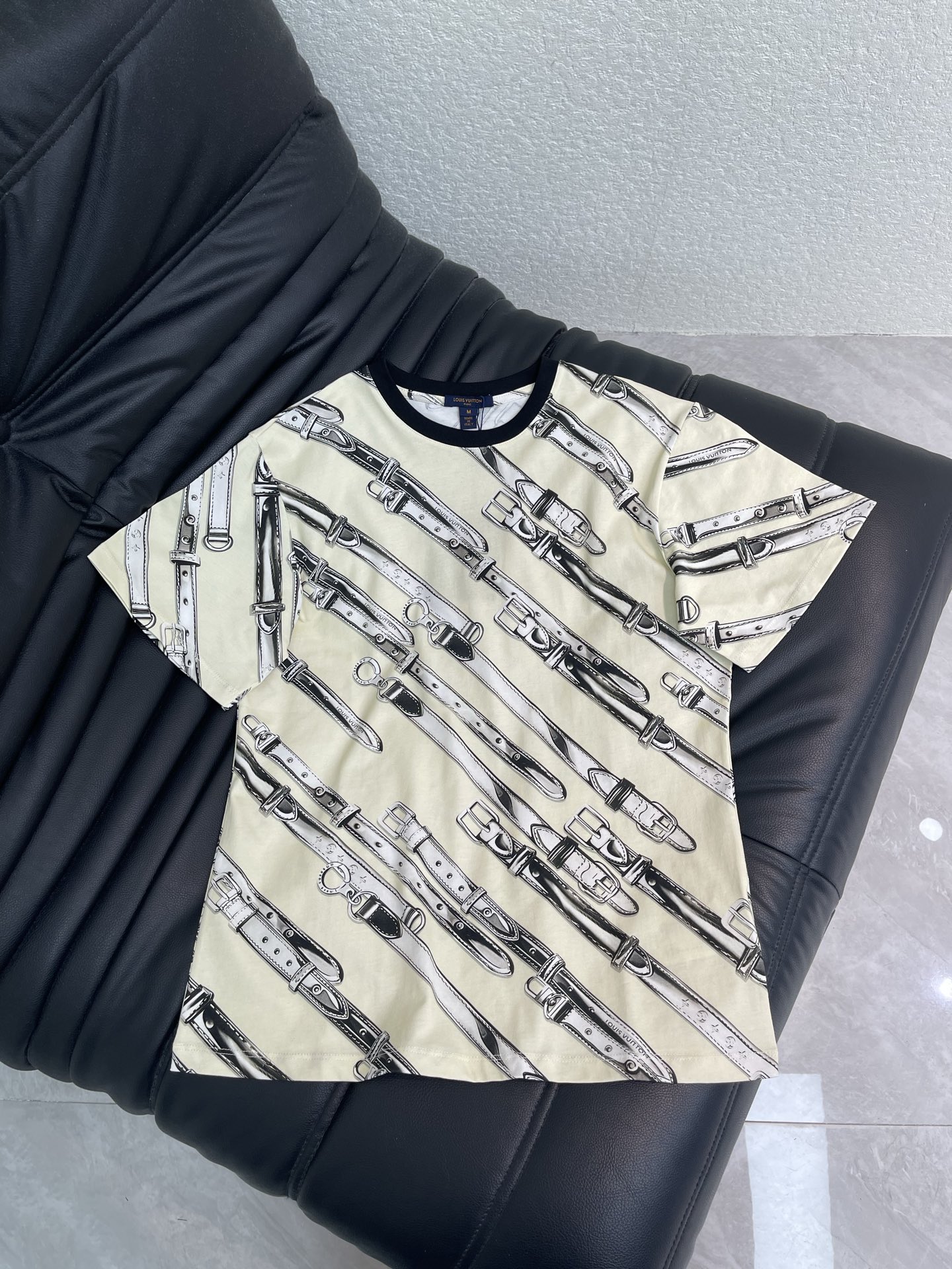 NO:890172,Louis Vuitto*26 new spring and summer new full-print leather buckle short-sleeved T-shirt!  Customized cotton material, breathable and comfortable, full of texture, all-over leather strips and buckles printed diagonally, full visual impact, low-key and luxurious, youthful atmosphere, very versatile to wear alone or layered, can be worn with jeans or skirts, daily casual, fashionable and practical, a must-have for fashionistas!  SML,,louis vuitton,skirts,jeans,T-shirt,tees,t-shirt,19860909Louis Vuitto*26春夏新款满印皮条扣短袖T恤！定制全棉材质 透气舒适 质感十足 满印皮条扣印花斜向排列 视觉冲击力满分 低调又奢华 青春气氛骤增 单穿或内搭都很百搭 搭牛仔裤 半裙都OK 日常休闲 时尚实用兼备,潮人必备！SML,,louis vuitton,skirts,jeans,T-shirt,tees，t-shirt,,Women's clothing