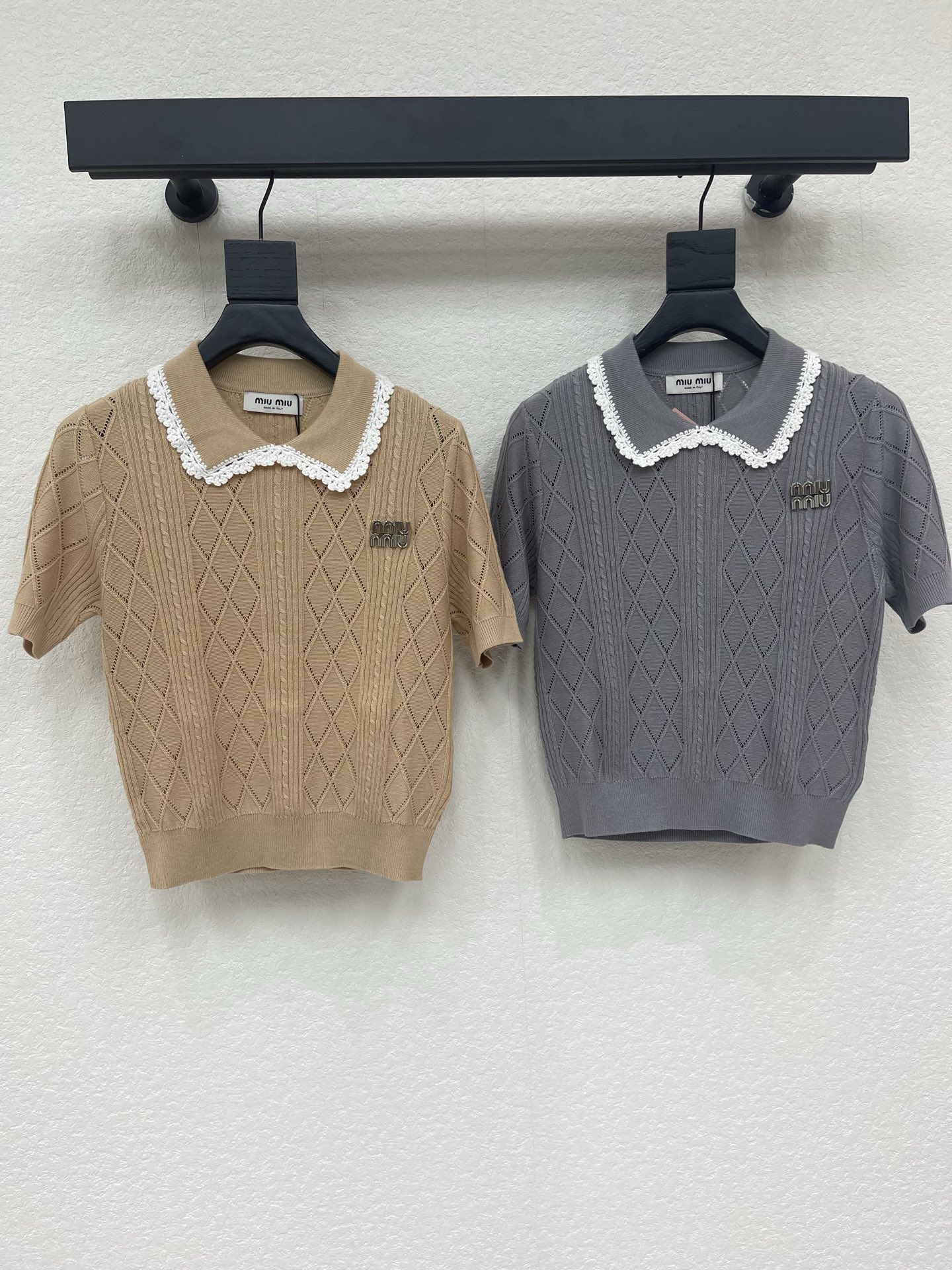 NO:890130,MiuMi*26 new spring and summer diamond lapel knitted short sleeves!  Customized imported cotton knitted material, knitted short-sleeved lapels, all-over three-dimensional rhombus texture, contrasting lace outline on the collar, letter logo decoration on the chest, showing off the college style of Miao style!  SML,,miumiu,T-shirt,19860909MiuMi*26春夏新款菱格翻领针织短袖！定制进口棉毛针织材质 翻领针织短袖剪裁 通体立体菱格纹肌理 领口撞色花边勾勒 胸前字母徽标装饰 展现缪系气质学院风格！SML,,miumiu,T-shirt,,Women's clothing