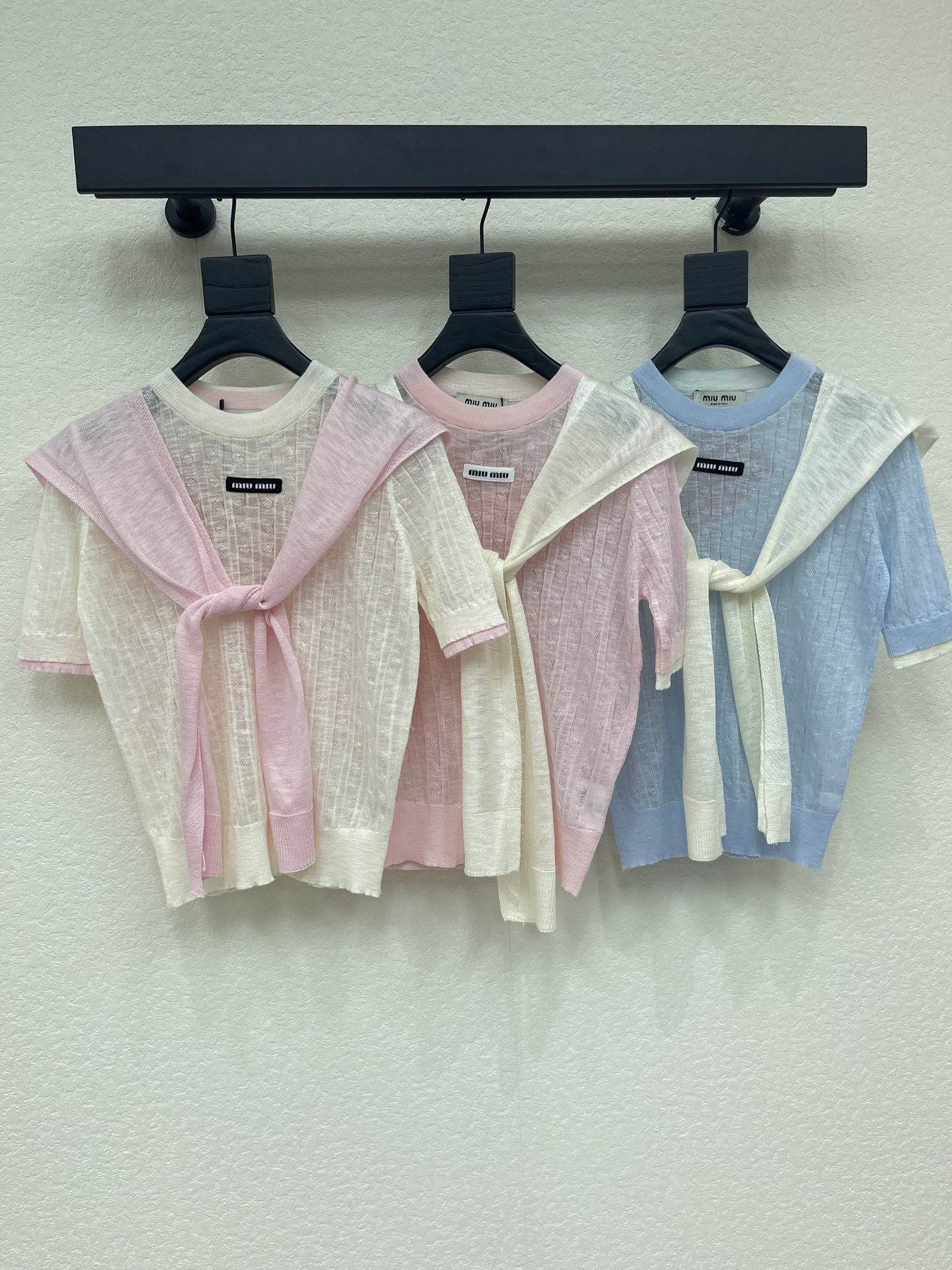 NO:890118,MiuMi*26 new spring and summer shawl striped knitted short sleeves!  Customized imported silk wool material, high-end and comfortable texture, round neck knitted short-sleeve tailoring, ready-to-wear cable texture, external contrasting color shawl that can be loosened or tied, letter logo decoration on the chest to highlight the brand personality and highlight the high-end sense of wear!  SML,,miumiu,T-shirt,shawls,19860909MiuMi*26春夏新款披肩条纹针织短袖！定制进口丝毛材质 质感高级舒适 圆领针织短袖剪裁 成衣绞花肌理 外置撞色披肩可松可系 胸前字母徽标装饰 彰显品牌个性 凸显穿搭高级感！SML,,miumiu,T-shirt,shawls,,Women's clothing