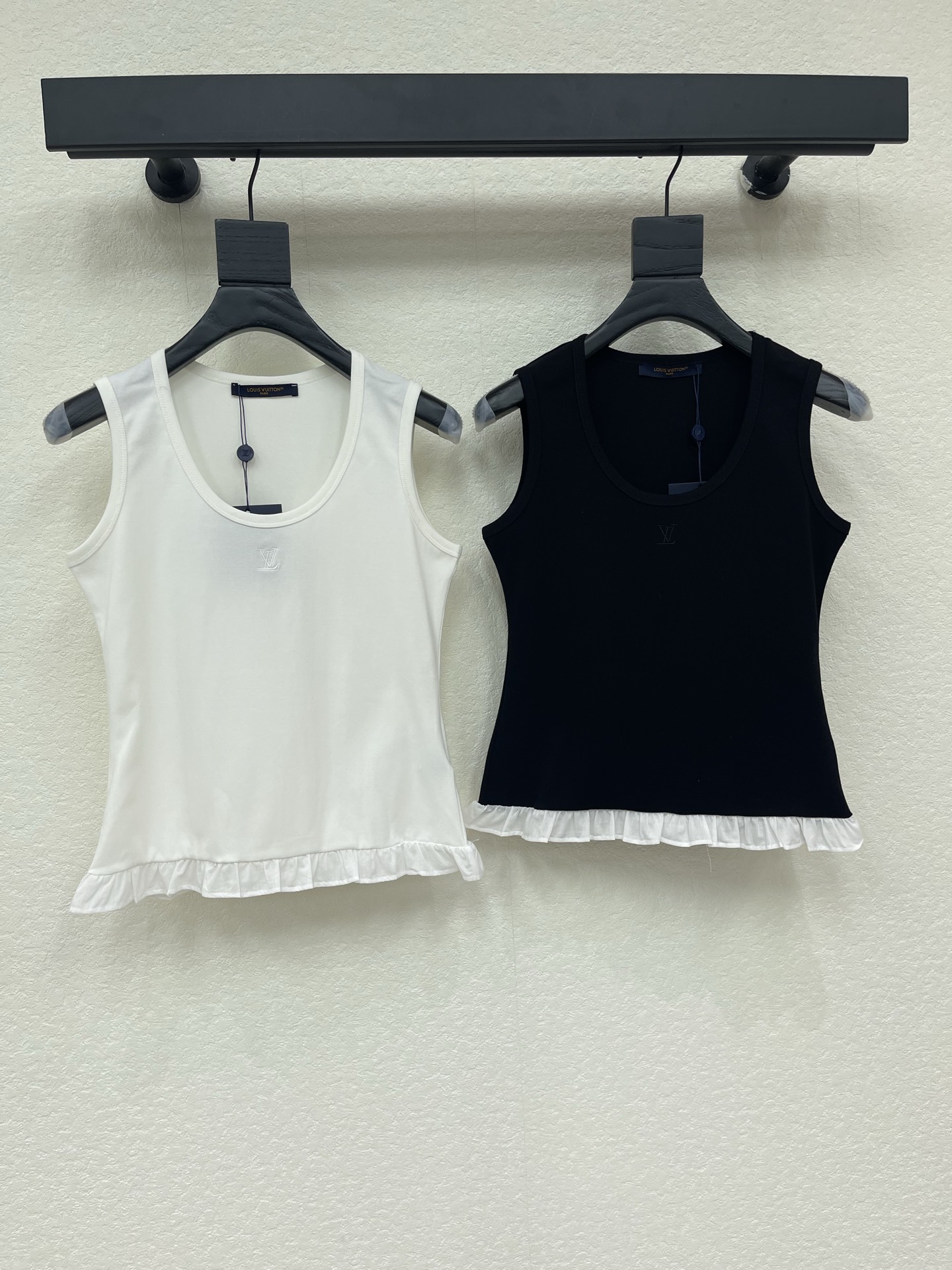 NO:890997,Louis Vuitto*26 new spring and summer embroidered letter contrast lace vest!  Super slimming tool!  A minimalist layering piece!  Bai Fumei's must-have temperament base item is casual and comfortable. The slim fit makes the upper body look slimmer!  The imported fabric is soft, skin-friendly and super comfortable!  Available in two colors SML, louis vuitton,19860909Louis Vuitto*26春夏新款刺绣字母撞色花边背心！超级显瘦神器！极简叠搭单品！白富美必入气质打底单品休闲舒适.不挑人修身版型上身巨显瘦！进口面料质感柔软亲肤超舒适！现货两色SML,,louis vuitton,,Women's clothing