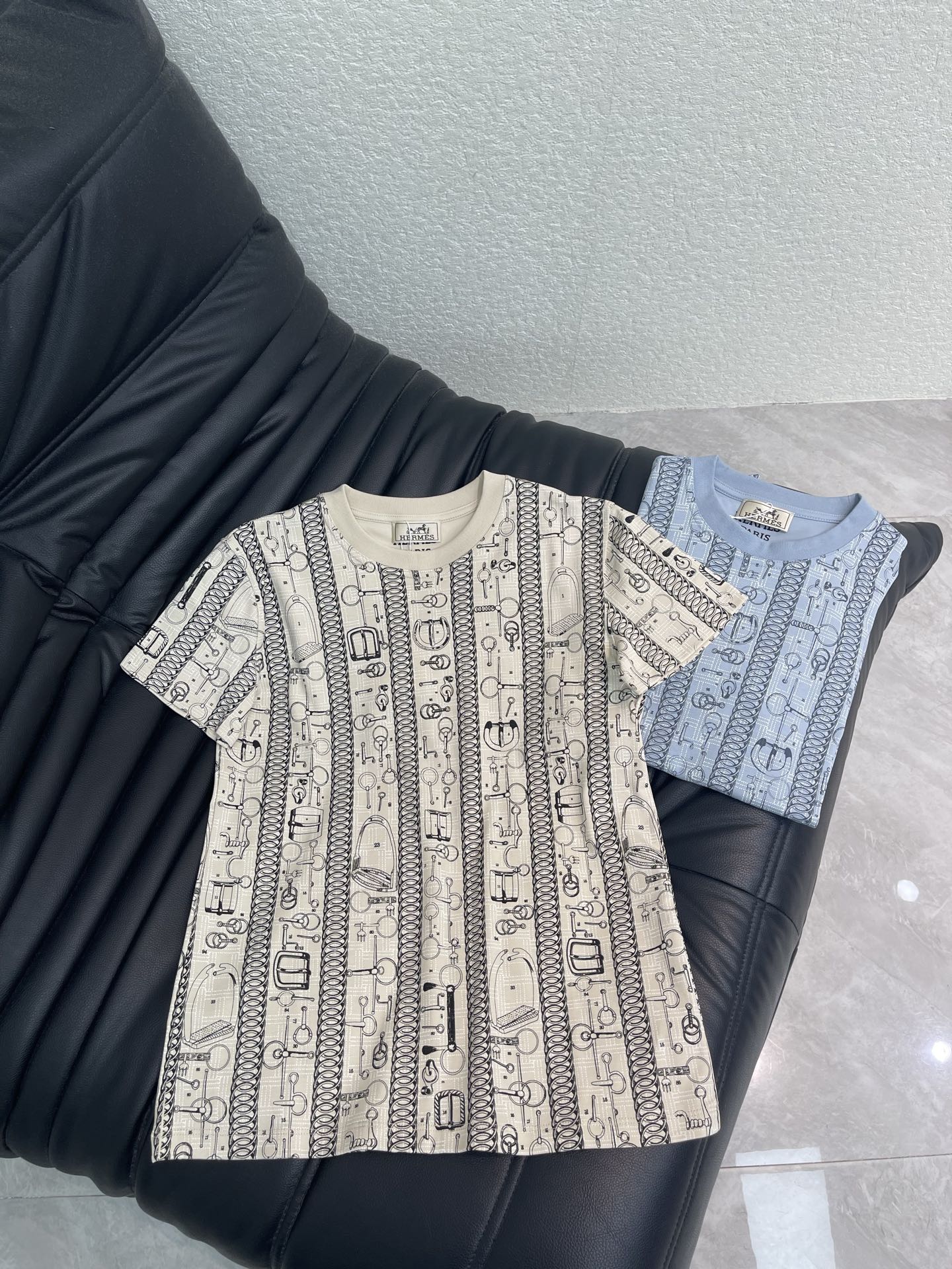 NO:891010,Hermes*26 new spring and summer equestrian print short-sleeved T-shirt!  Customized raw cotton material, breathable and comfortable, full of texture. Regular short-sleeved T-shirt cut highlights the brand style. Made of heavyweight pure cotton, slightly stretchy, giving a slimming visual effect. Threaded edges of the same color are finely wrapped around the neckline. The equestrian metal leather buckle printed pattern is all over. The brand's own simple and fashionable sense is immediately apparent. You can create your own personal style at will. It is stylish when worn alone!  SML,,hermes,T-shirt,tees,t-shirt,19860909Hermes*26春夏新款马术印花短袖T恤！定制原生全棉材质 透气舒适 质感十足 常规短袖T恤裁剪 凸显品牌格调 采用克重纯棉制成 略带有弹力 呈现显瘦视觉效果 同色系螺纹细包边于领口 满印马术金属皮扣印花图案 品牌自带的简约时尚感立现 随心打造个性风格 单穿内搭都出彩时髦！SML,,hermes,T-shirt,tees，t-shirt,,Women's clothing