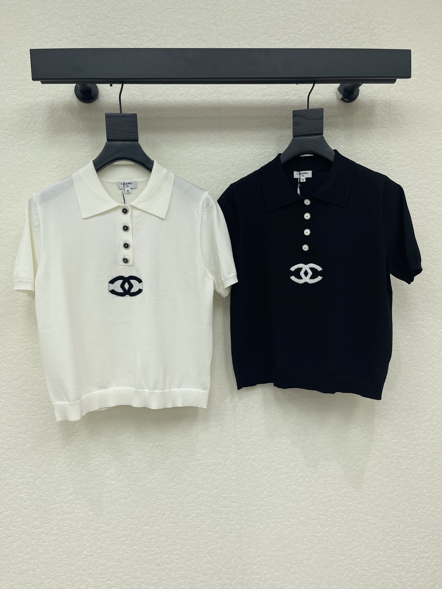 NO:890989,CHANE*26 spring and summer new style double C lapel knitted short sleeves!  Made of soft knitted fabric, it is comfortable and breathable to wear. Classic lapel + button design, and the double C Logo embroidery on the chest is very recognizable!  It is versatile and easy to wear, and can be easily used in daily life or light luxury occasions. The knitting technology makes the shape more fitting, simple yet high-end!  SML,,chanel,T-shirt,19860909CHANE*26春夏新款双C翻领针织短袖！采用柔软针织面料,穿着舒适透气.经典翻领+纽扣设计,胸前双C Logo刺绣超有辨识度！百搭不挑人,日常或轻奢场合都能轻松驾驭.针织工艺让版型更贴合,简约又不失高级感！SML,,chanel,T-shirt,,Women's clothing