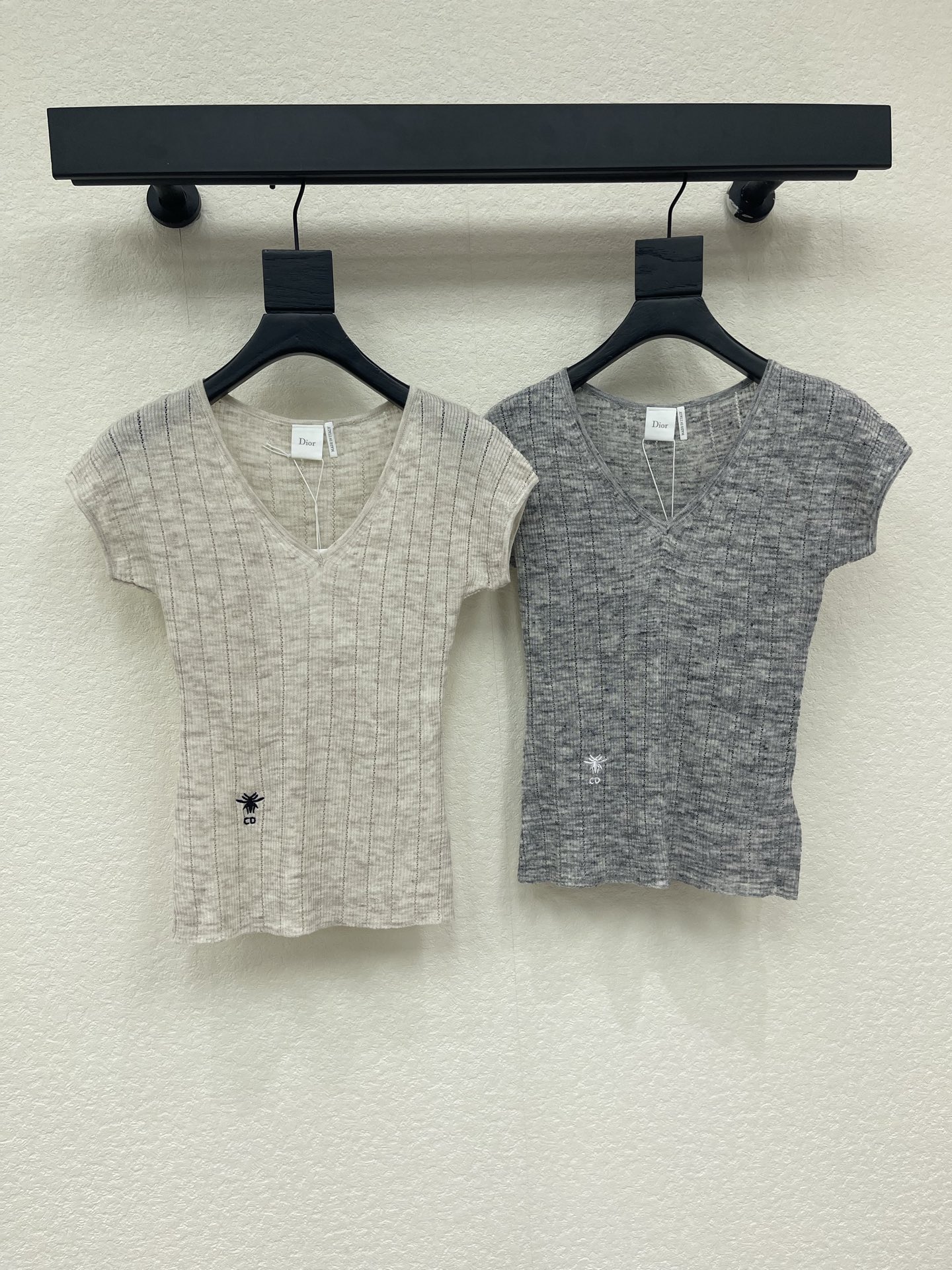 NO:890981,Dio*26 new spring and summer style vertical pit V-neck knitted short sleeves!  Customized imported knitted yarn material, soft and comfortable V-neck short-sleeved cut, modified neck line, embroidered logo on the waist, full of brand sense, high recognition, vertical pit strip knitted texture, breathable and fashionable, can be easily managed in daily casual or light formal occasions. Paired with high-waisted pants or skirts, simple and elegant style get SML, dior, skirts, T-shirt,19860909Dio*26春夏新款竖坑条V领针织短袖！定制进口针织纱线材质 柔软舒适 V领短袖剪裁,修饰颈部线条,腰侧刺绣徽标,品牌感满满,辨识度高,竖坑条针织纹理,透气又时髦,日常休闲或轻正式场合都能轻松驾驭.搭配高腰裤或半身裙,简约优雅风get SML,,dior,skirts,T-shirt,,Women's clothing