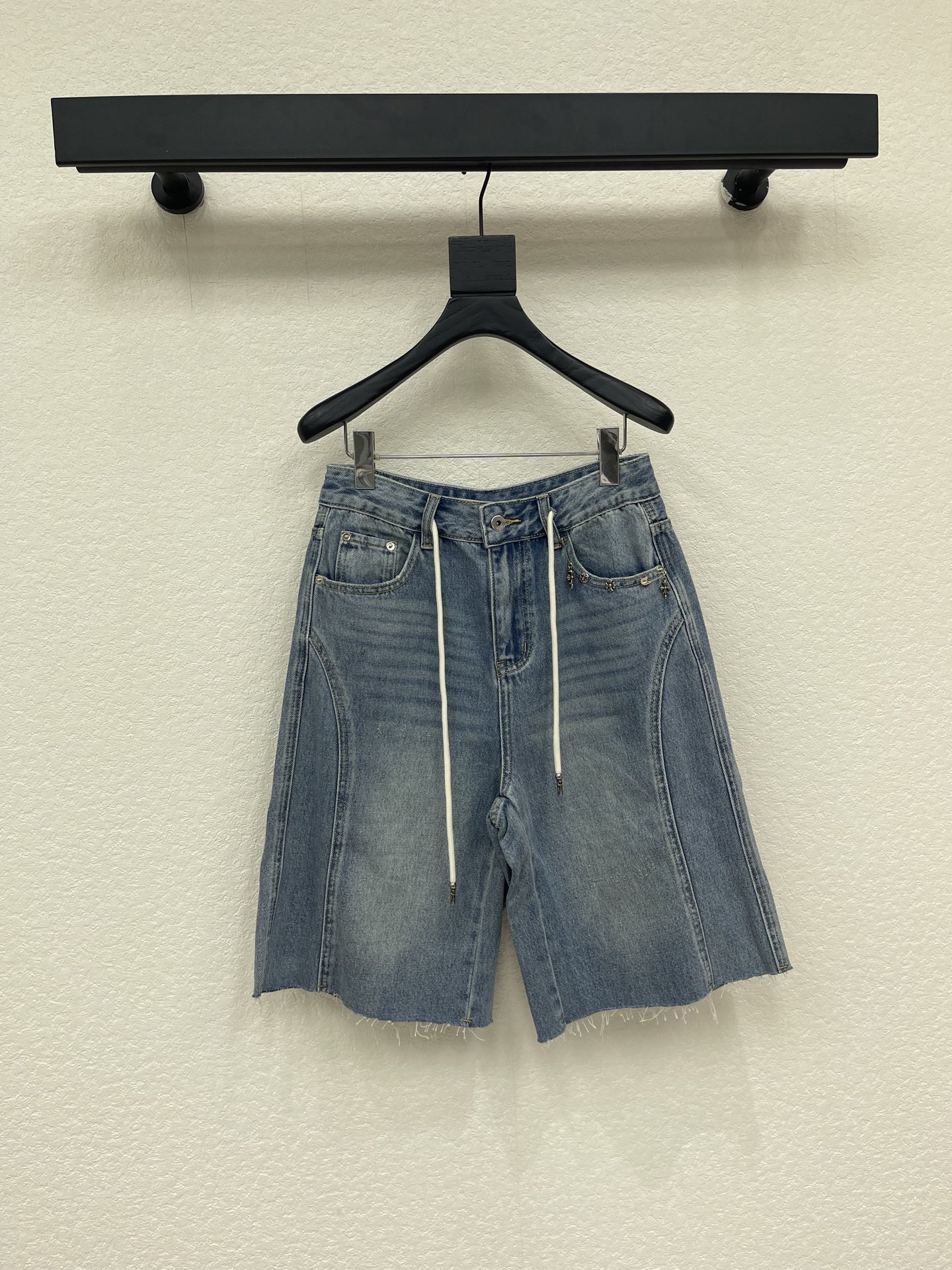 NO:891022,Chrome Hearts*26 new classic drawstring jeans are a must-have pair of mid-length trousers in summer. They are full of casual style and can be worn by most people. They cover the flesh and make you look slimmer. It is an effortlessly fashionable item that works great whether worn with a loose T or a slim T. It is casual and retro, makes you look taller and slimmer, and is easy to wear. It is an item that you can wear with your eyes closed. You can wear it casually to give you a sense of style. SML,,chrome hearts,jeans,19860909克罗心*26新品经典抽绳五分牛仔裤 夏天必须得安排一条中裤,休闲范儿十足,大多数都能驾驭,遮肉显瘦 毫不费力让人时髦起来的单品 不管搭宽松T还是修身T都超 随性又复古,显高显瘦巨好穿 闭眼入的单品 随便一搭都气质感爆棚 SML,,chrome hearts,jeans,,Women's clothing