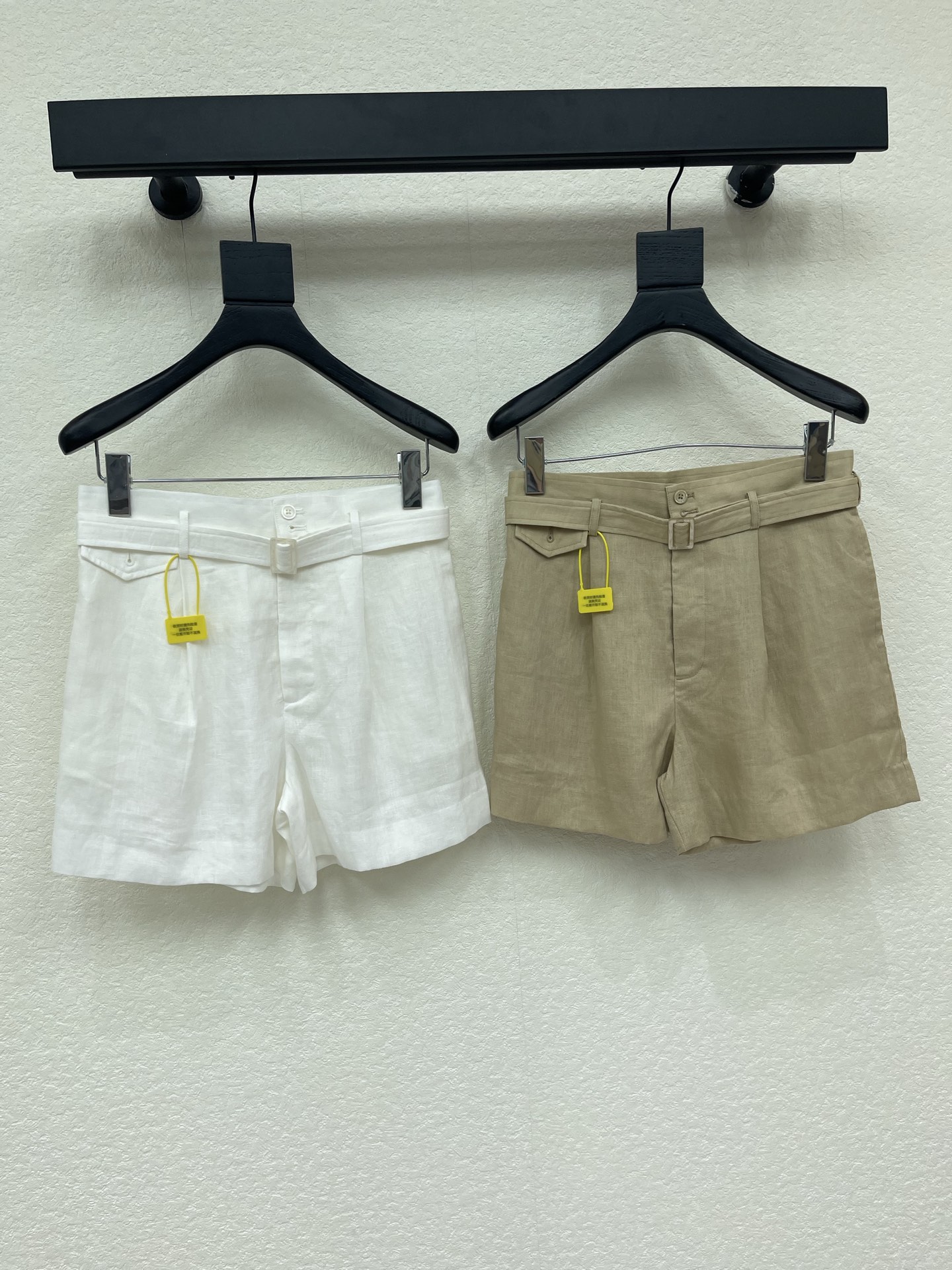 NO:891537,Niche design 26 new linen high-waisted shorts. Made of linen material. Breathable and moisture-absorbent. Super comfortable to wear in summer. High-waist + belt design. Modify the waistline. Make slimming and taller. Loose trouser legs. Easy to move. Commuting and vacationing. Easy to control in daily life. Versatile. Can be worn casually with light-colored tops or shirts. It is refreshing. Easily get a relaxed feeling in summer. SML,,shorts,shirts,19860909小众设计26新款亚麻高腰短裤 采用亚麻材质 透气又吸湿 夏天穿超舒服 高腰+腰带设计 修饰腰线 显瘦又显高 宽松裤腿 活动自如 通勤 度假 日常都能轻松驾驭 百搭 随便配浅色上衣或衬衫都很清爽 轻松get夏日松弛感穿搭 SML,,shorts,shirts,,Women's clothing