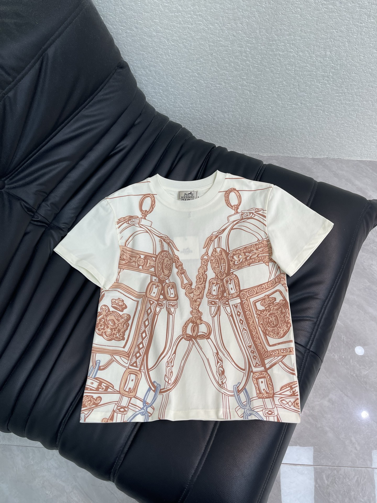 NO:891016,Hermes*26 new spring and summer equestrian print short-sleeved T-shirt!  Customized raw cotton material, breathable and comfortable, full of texture. Regular short-sleeved T-shirt cut highlights the brand style. Made of heavyweight pure cotton, slightly stretchy, giving a slimming visual effect. The same color thread thin edge is wrapped around the neckline. The front equestrian leather buckle logo lock buckle print pattern. The brand's own simple and fashionable sense is immediately present. You can create your own personal style at will. It is fashionable when worn alone!  SML,,hermes,T-shirt,tees,t-shirt,19860909Hermes*26春夏新款马术印花短袖T恤！定制原生全棉材质 透气舒适 质感十足 常规短袖T恤裁剪 凸显品牌格调 采用克重纯棉制成 略带有弹力 呈现显瘦视觉效果 同色系螺纹细包边于领口 前片马术皮条扣标志锁扣印花图案 品牌自带的简约时尚感立现 随心打造个性风格 单穿内搭都出彩时髦！SML,,hermes,T-shirt,tees，t-shirt,,Women's clothing